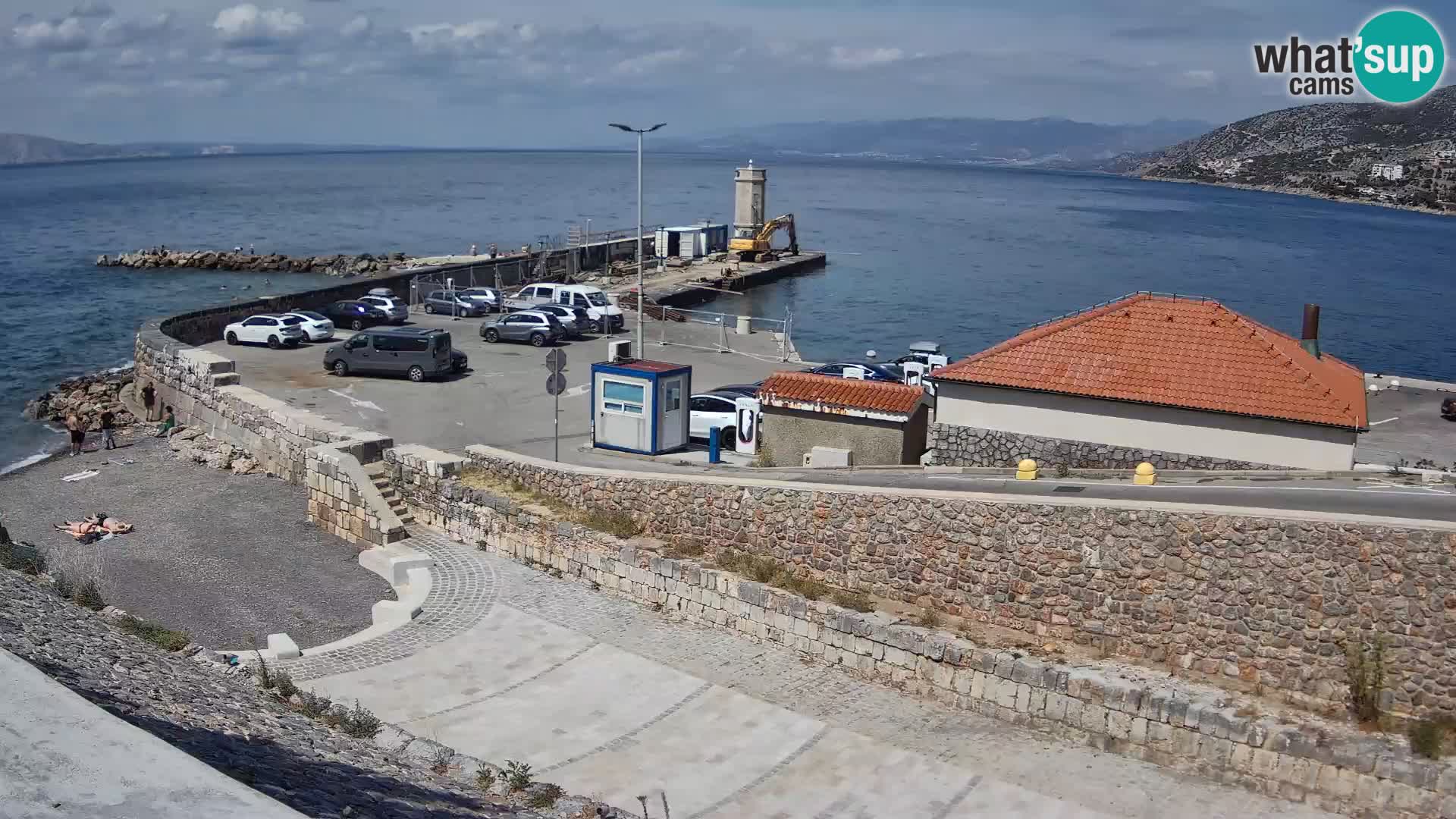 Spletna kamera Senj pristanišče – Pogled na valobran in svetilnik