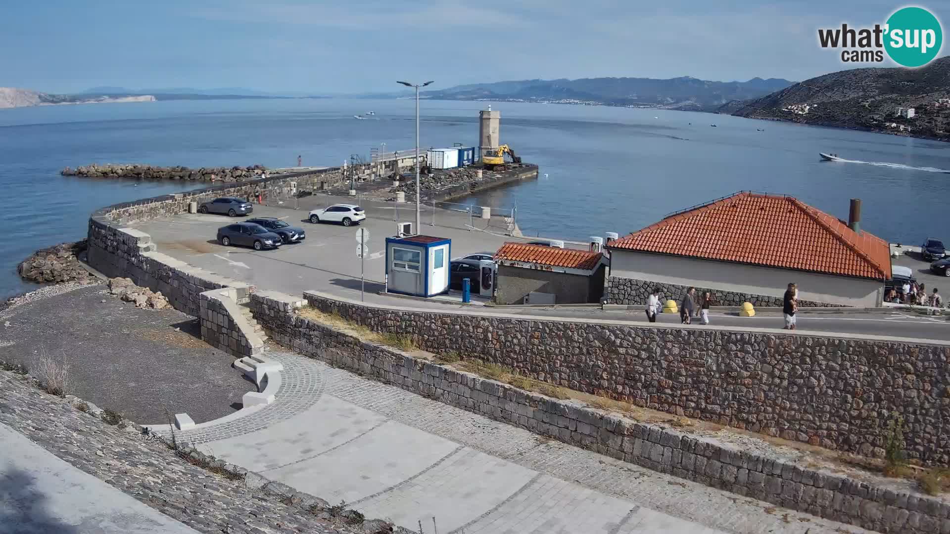 Spletna kamera Senj pristanišče – Pogled na valobran in svetilnik