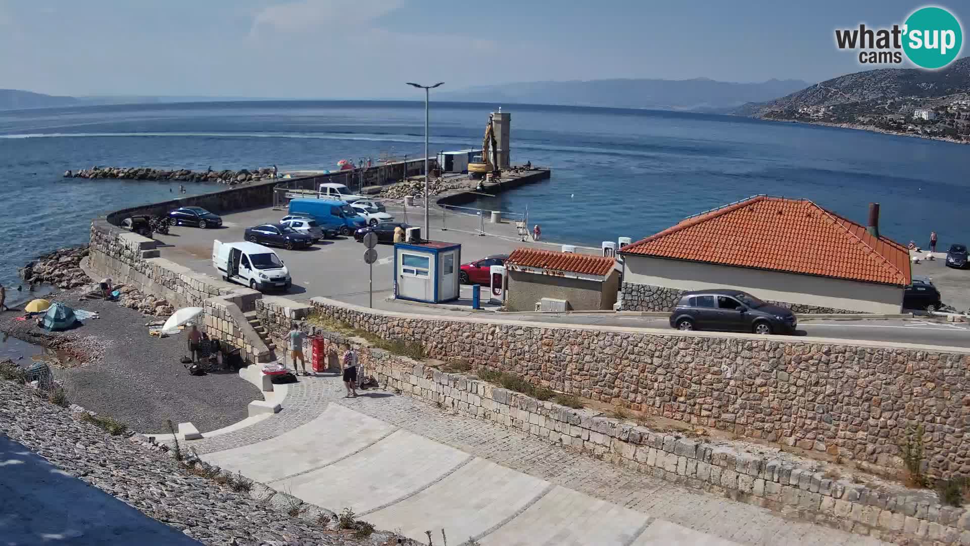 Spletna kamera Senj pristanišče – Pogled na valobran in svetilnik