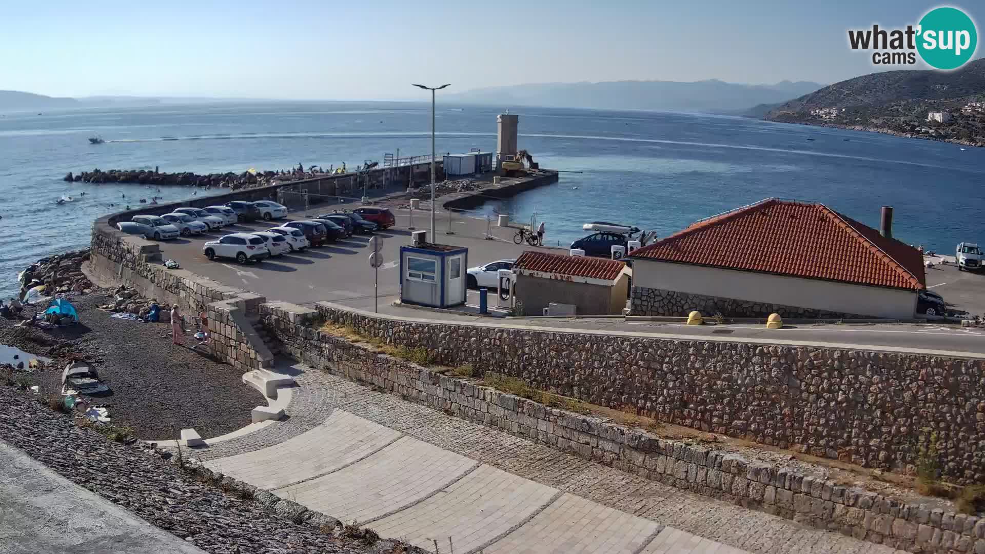 Spletna kamera Senj pristanišče – Pogled na valobran in svetilnik