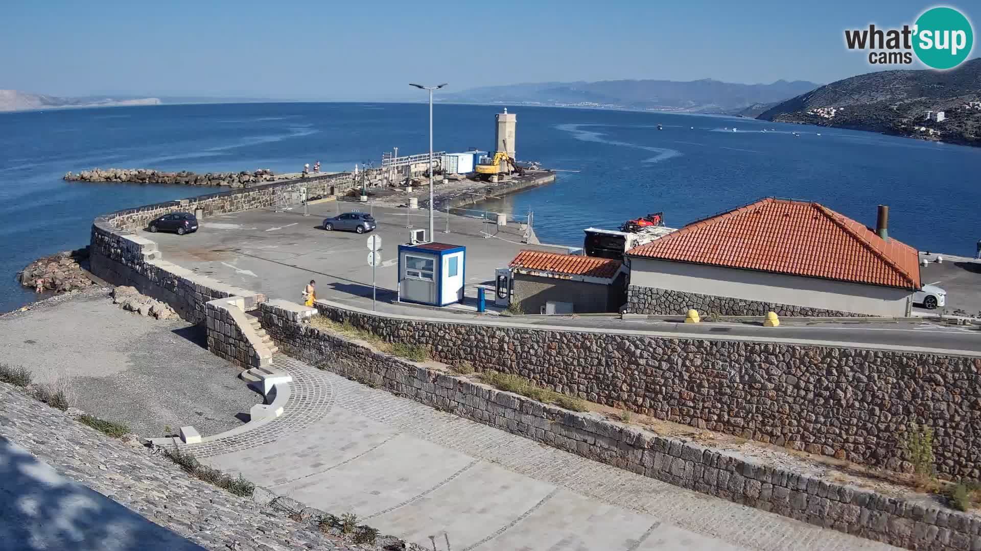 Spletna kamera Senj pristanišče – Pogled na valobran in svetilnik