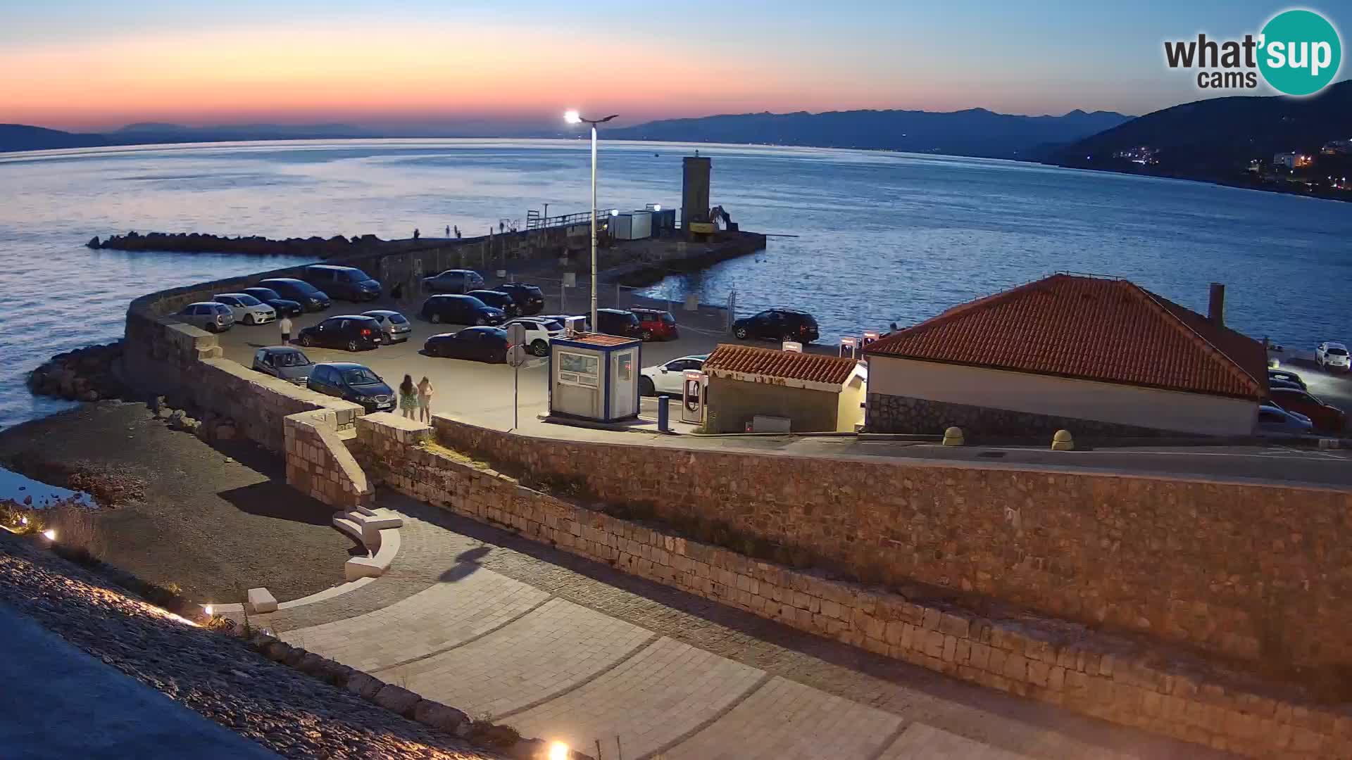 Spletna kamera Senj pristanišče – Pogled na valobran in svetilnik