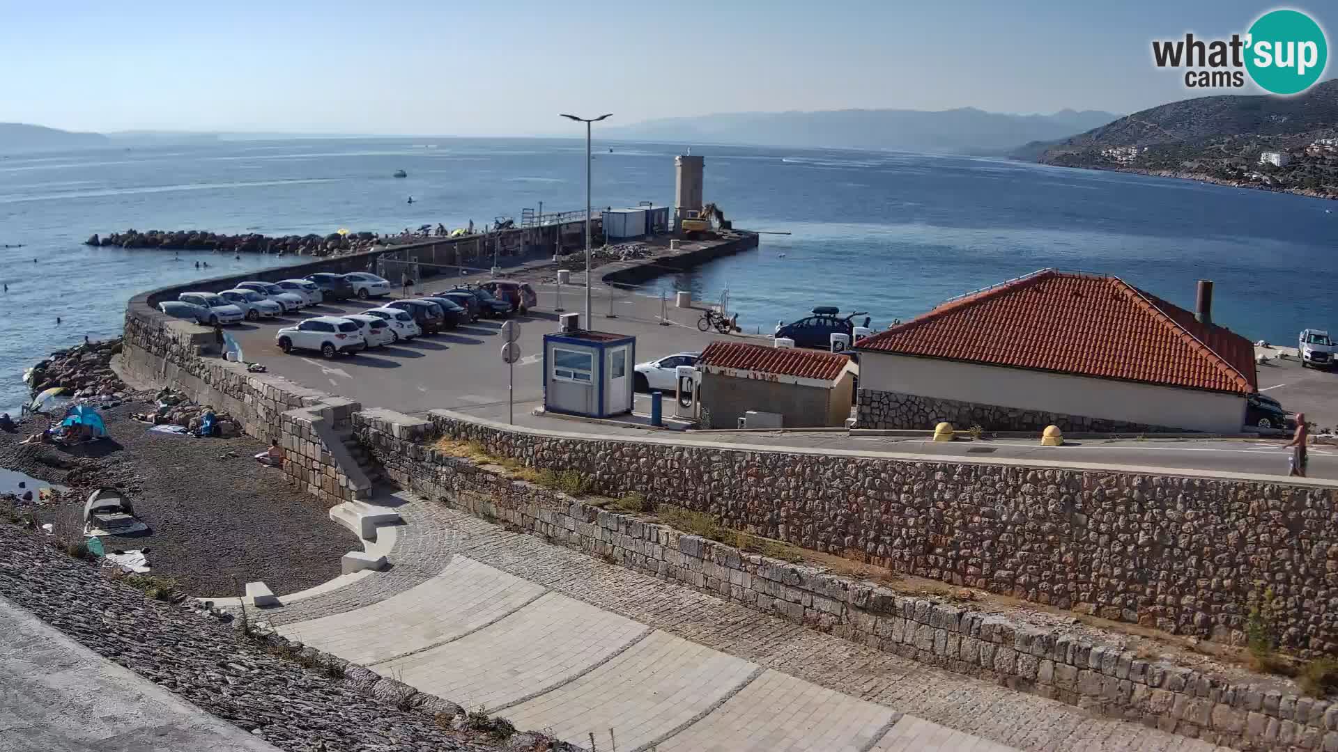 Spletna kamera Senj pristanišče – Pogled na valobran in svetilnik