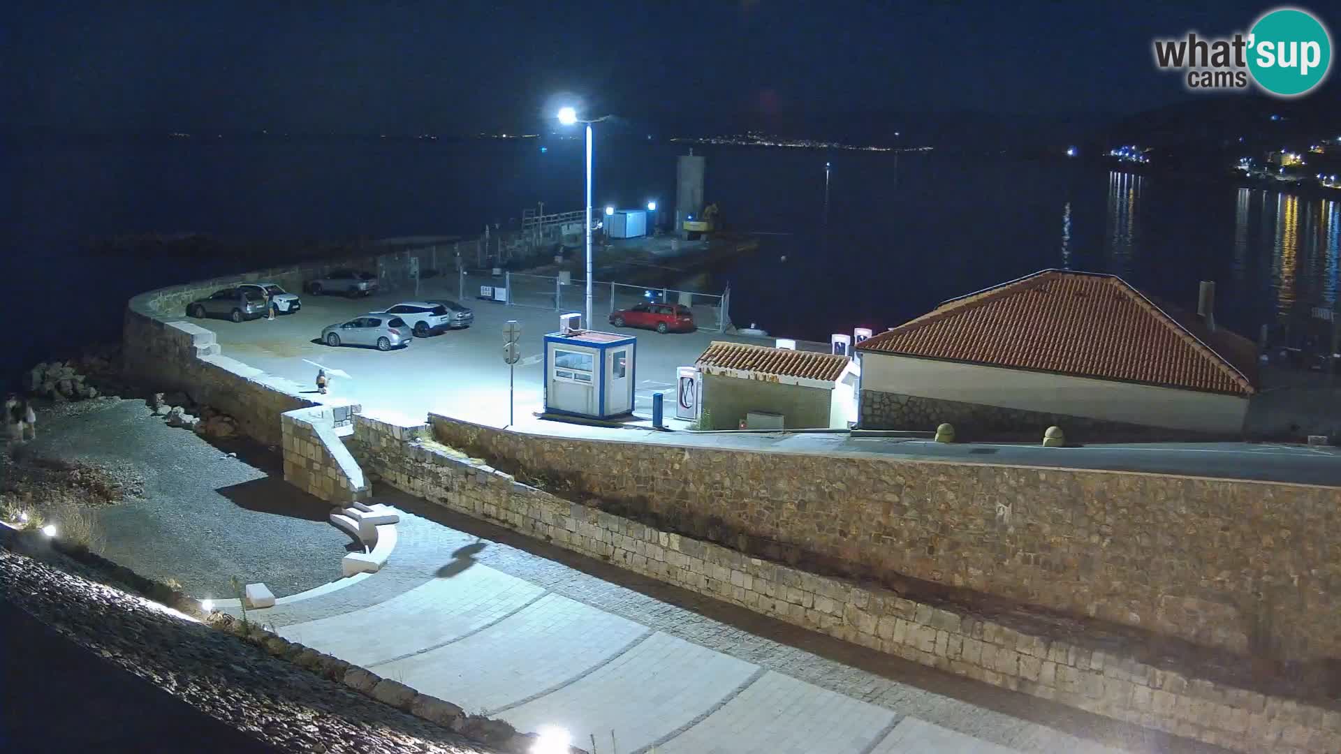 Spletna kamera Senj pristanišče – Pogled na valobran in svetilnik