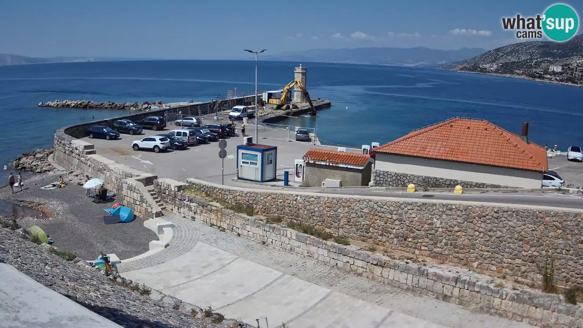 Spletna kamera Senj pristanišče – Pogled na valobran in svetilnik