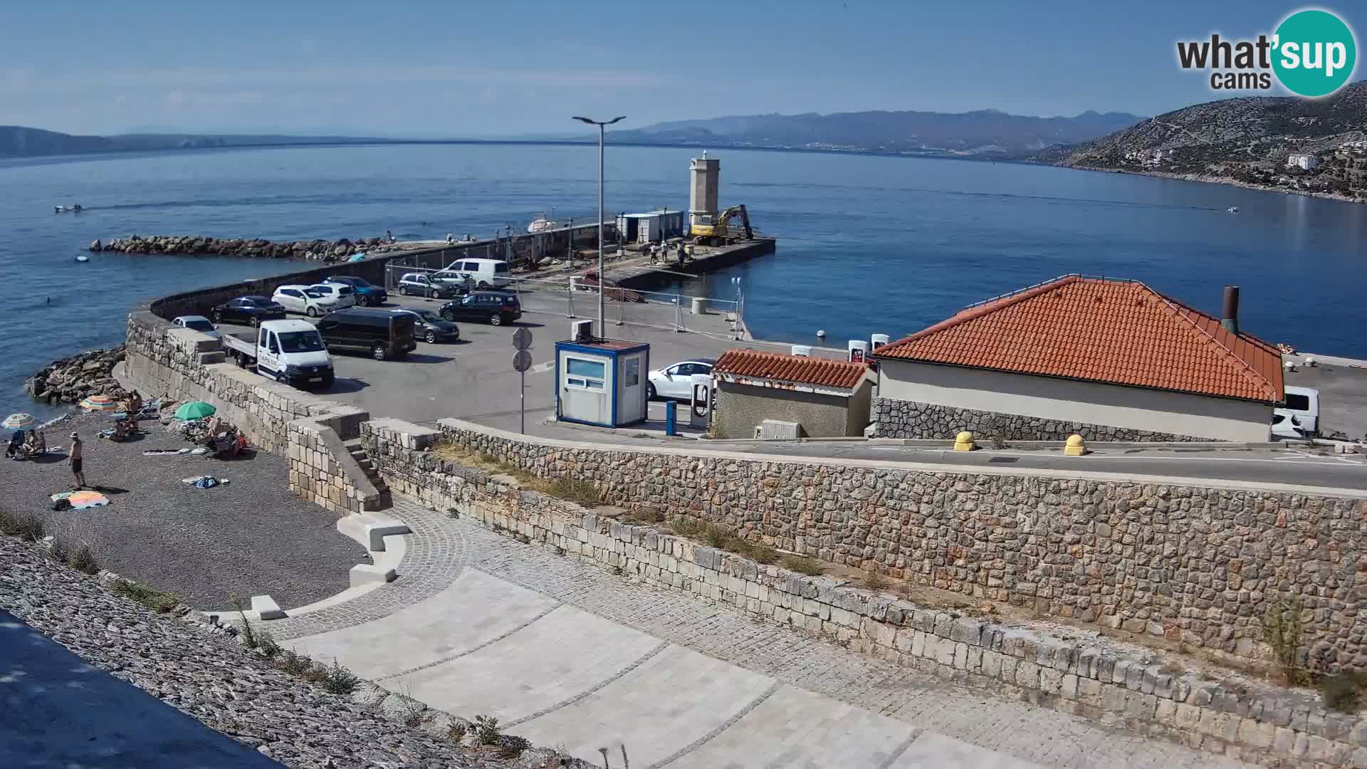 Spletna kamera Senj pristanišče – Pogled na valobran in svetilnik