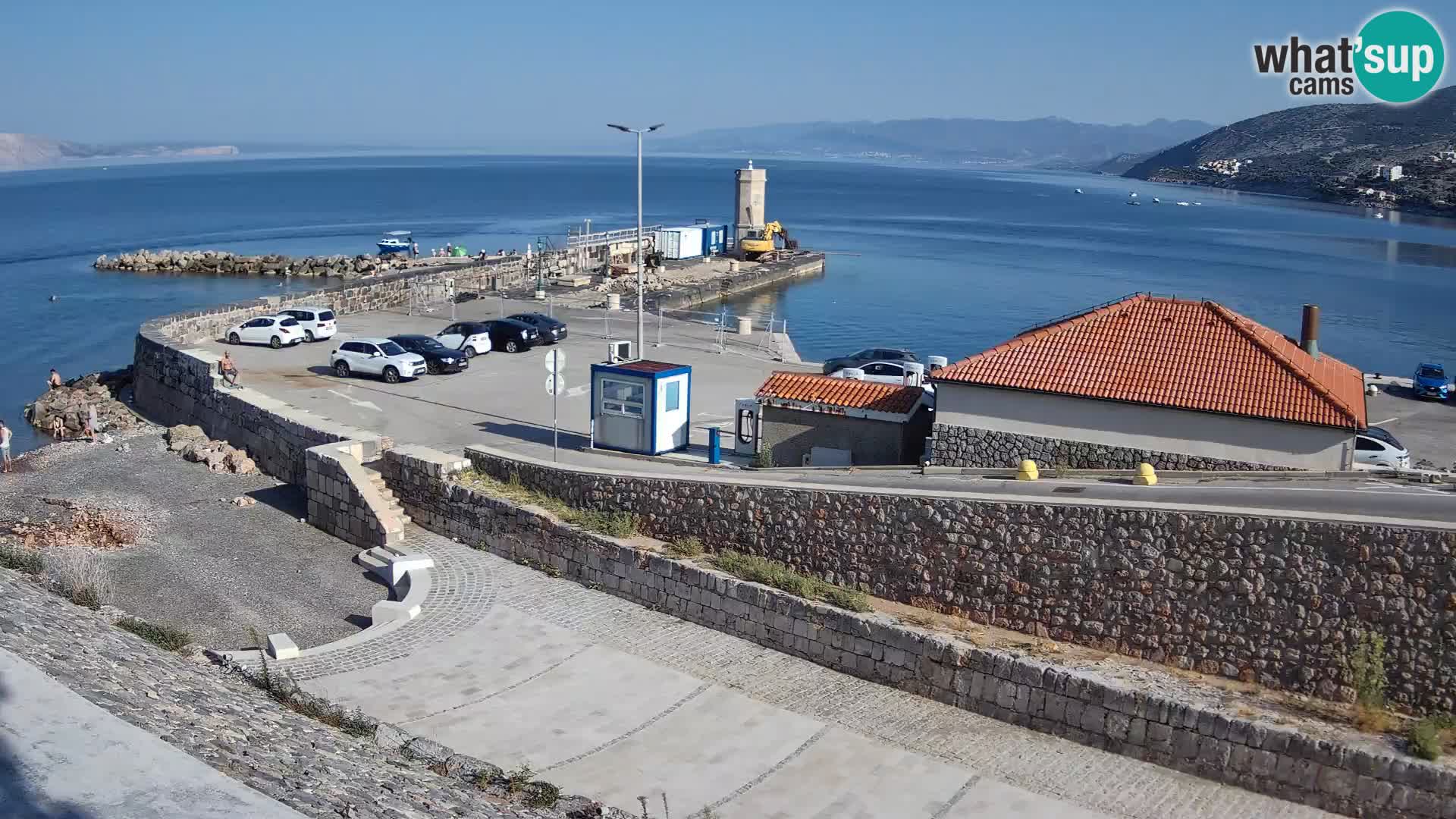 Spletna kamera Senj pristanišče – Pogled na valobran in svetilnik