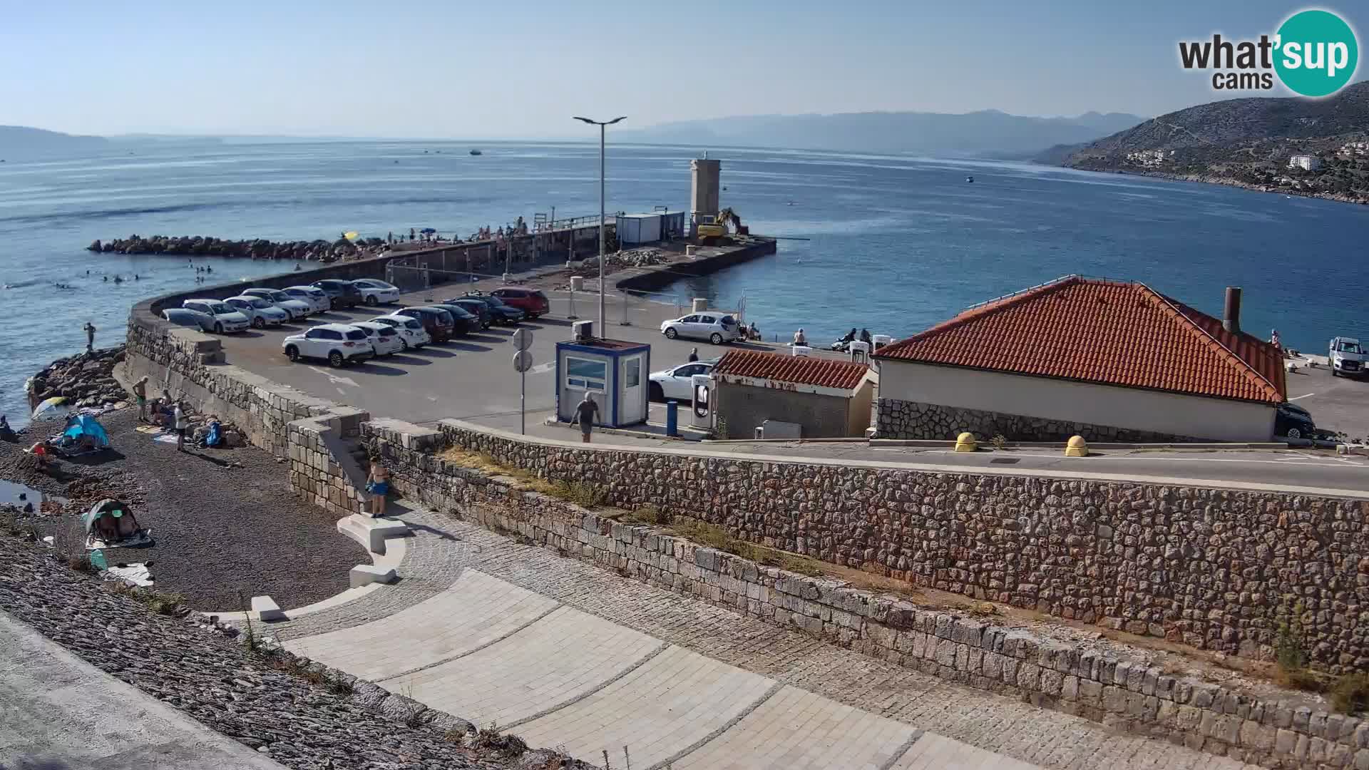 Spletna kamera Senj pristanišče – Pogled na valobran in svetilnik
