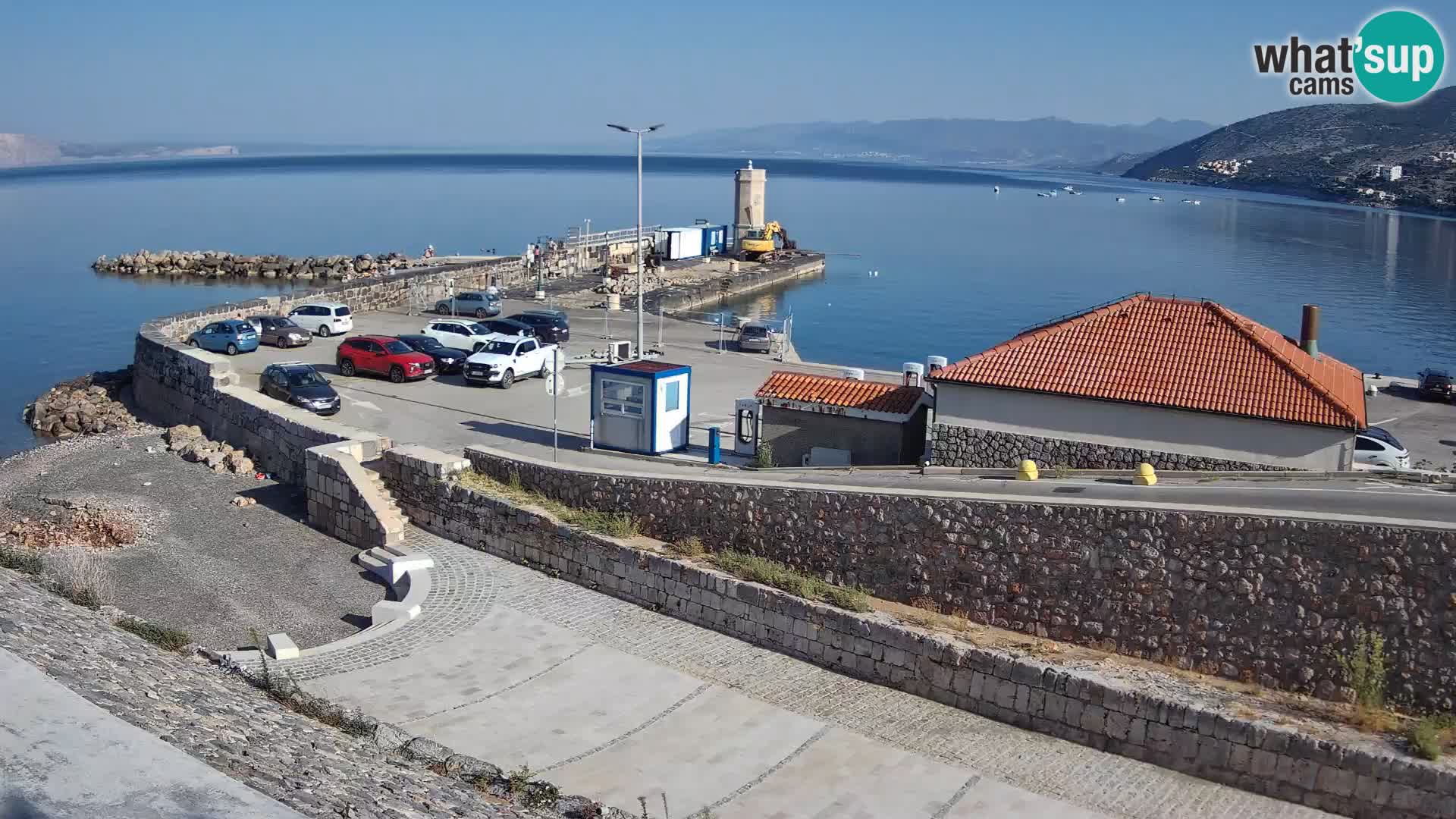 Spletna kamera Senj pristanišče – Pogled na valobran in svetilnik