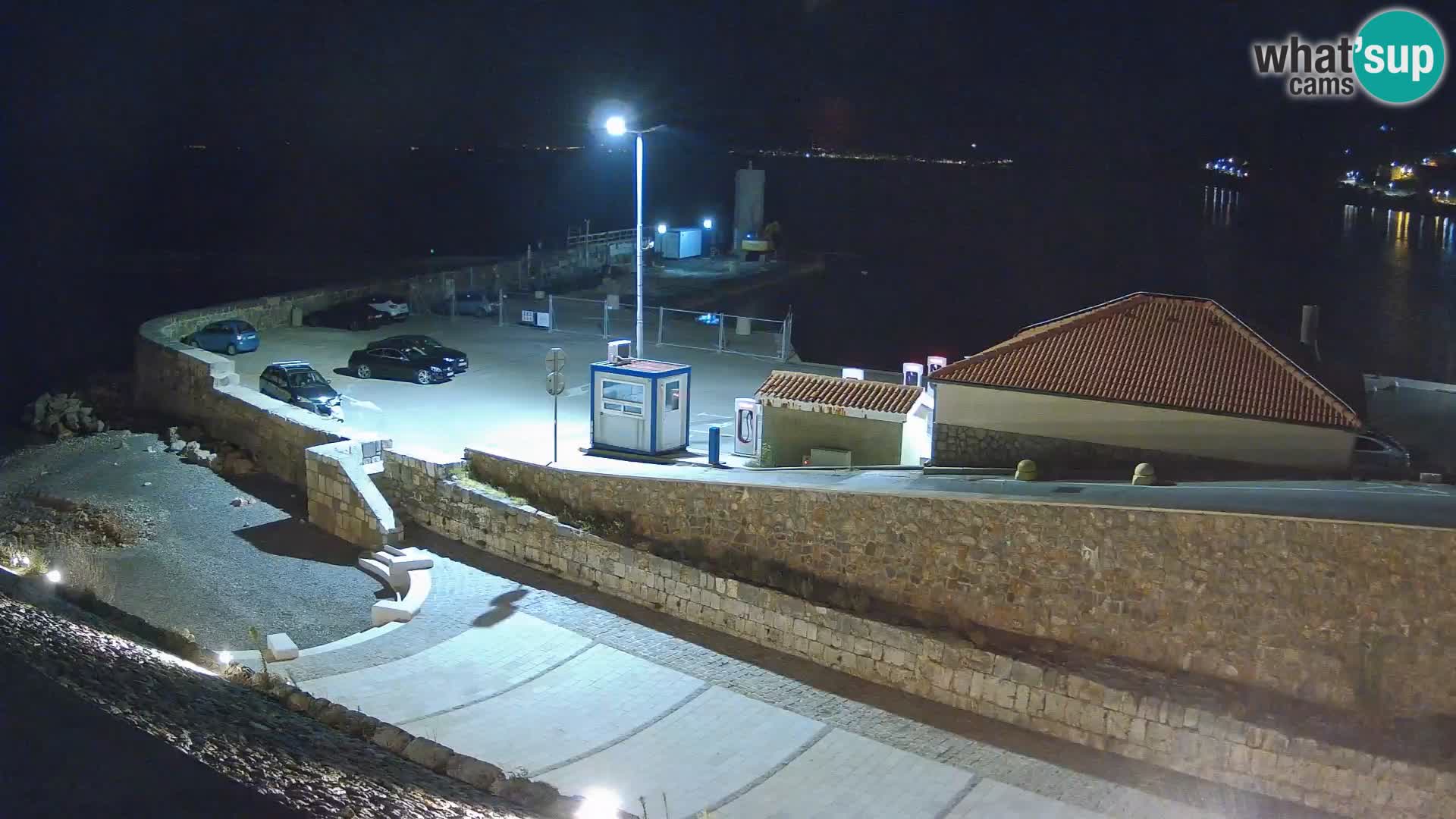 Spletna kamera Senj pristanišče – Pogled na valobran in svetilnik