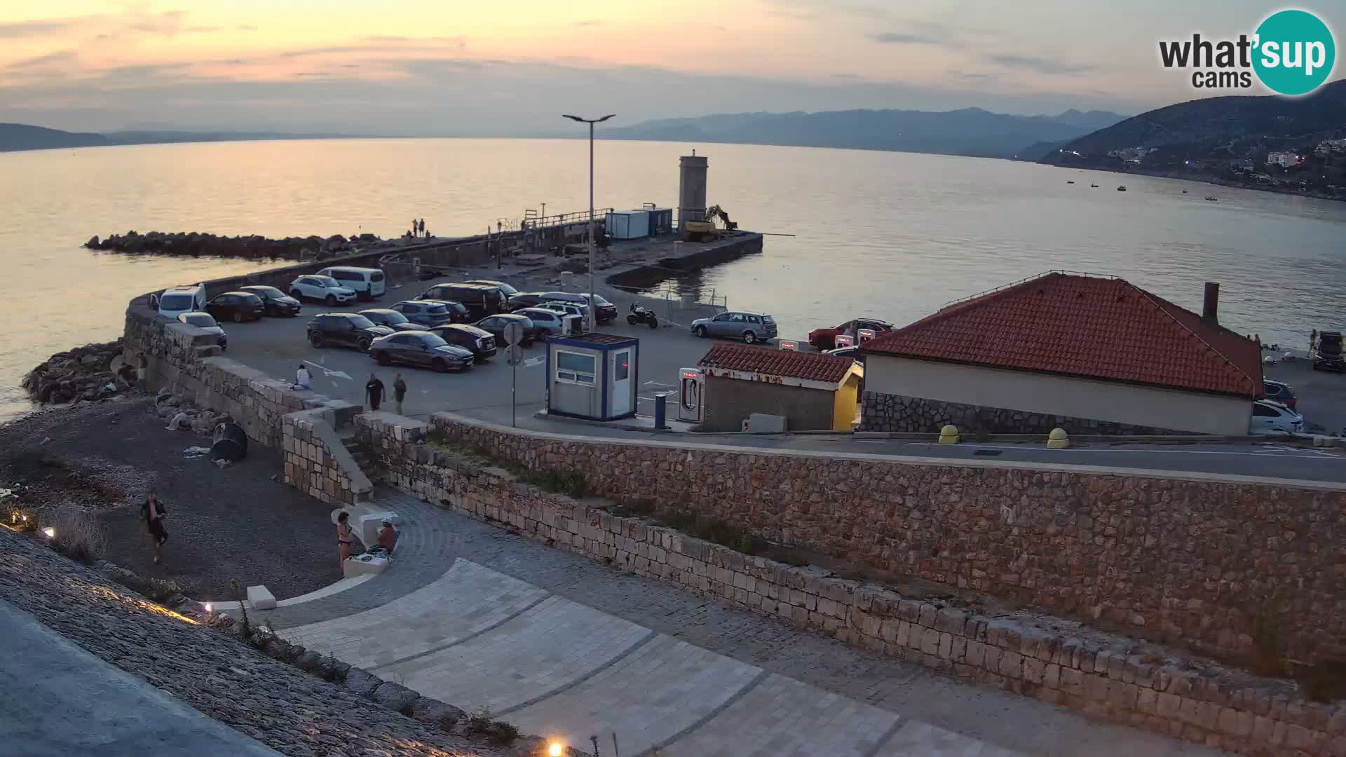Spletna kamera Senj pristanišče – Pogled na valobran in svetilnik