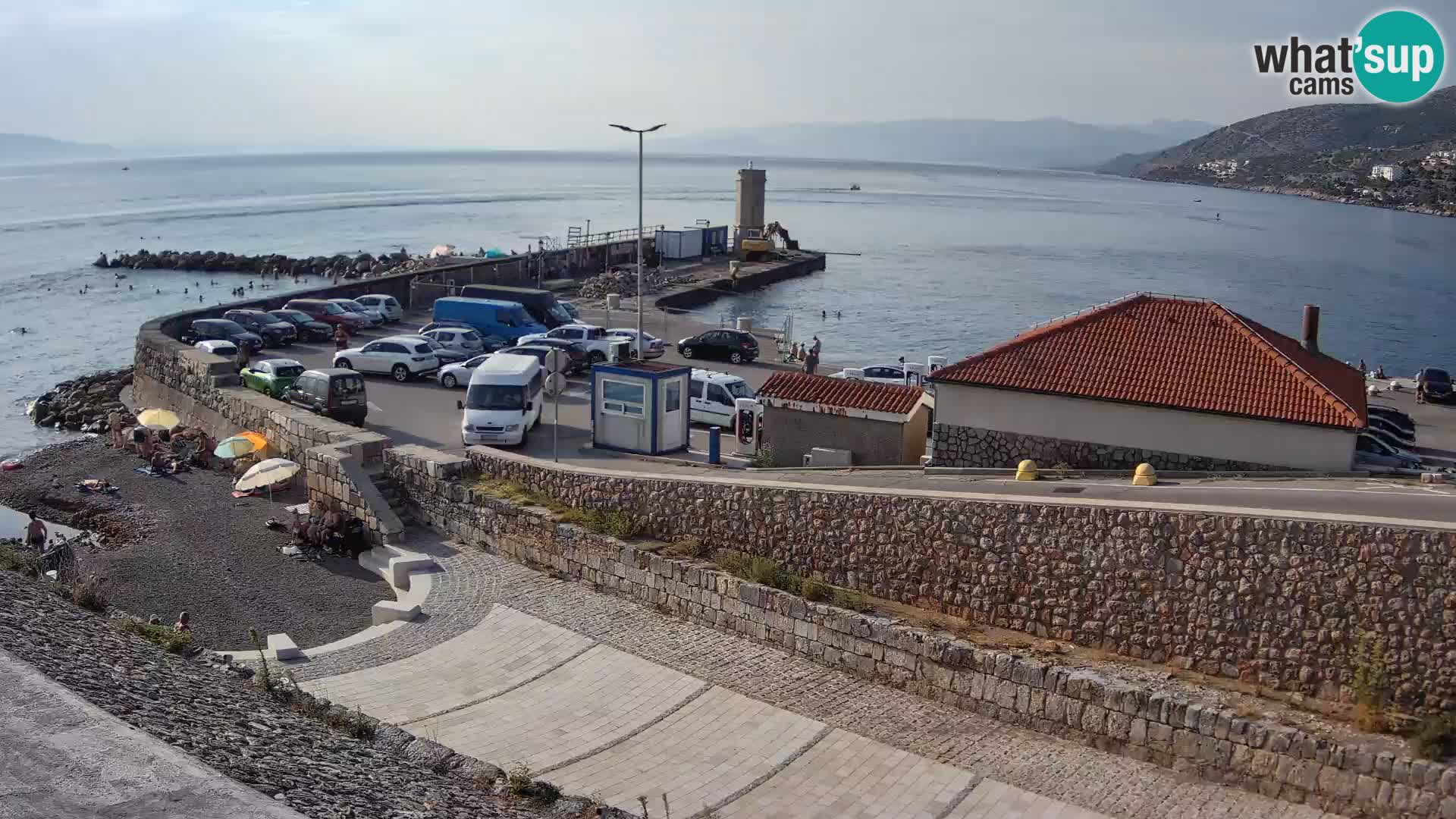 Spletna kamera Senj pristanišče – Pogled na valobran in svetilnik