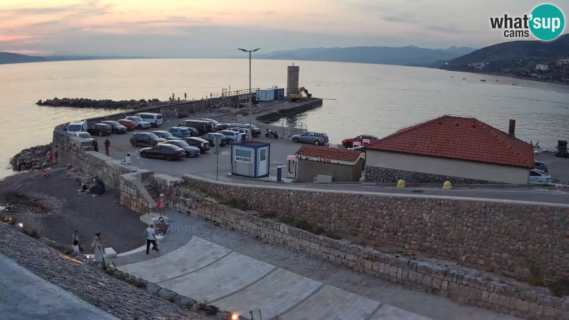 Spletna kamera Senj pristanišče – Pogled na valobran in svetilnik