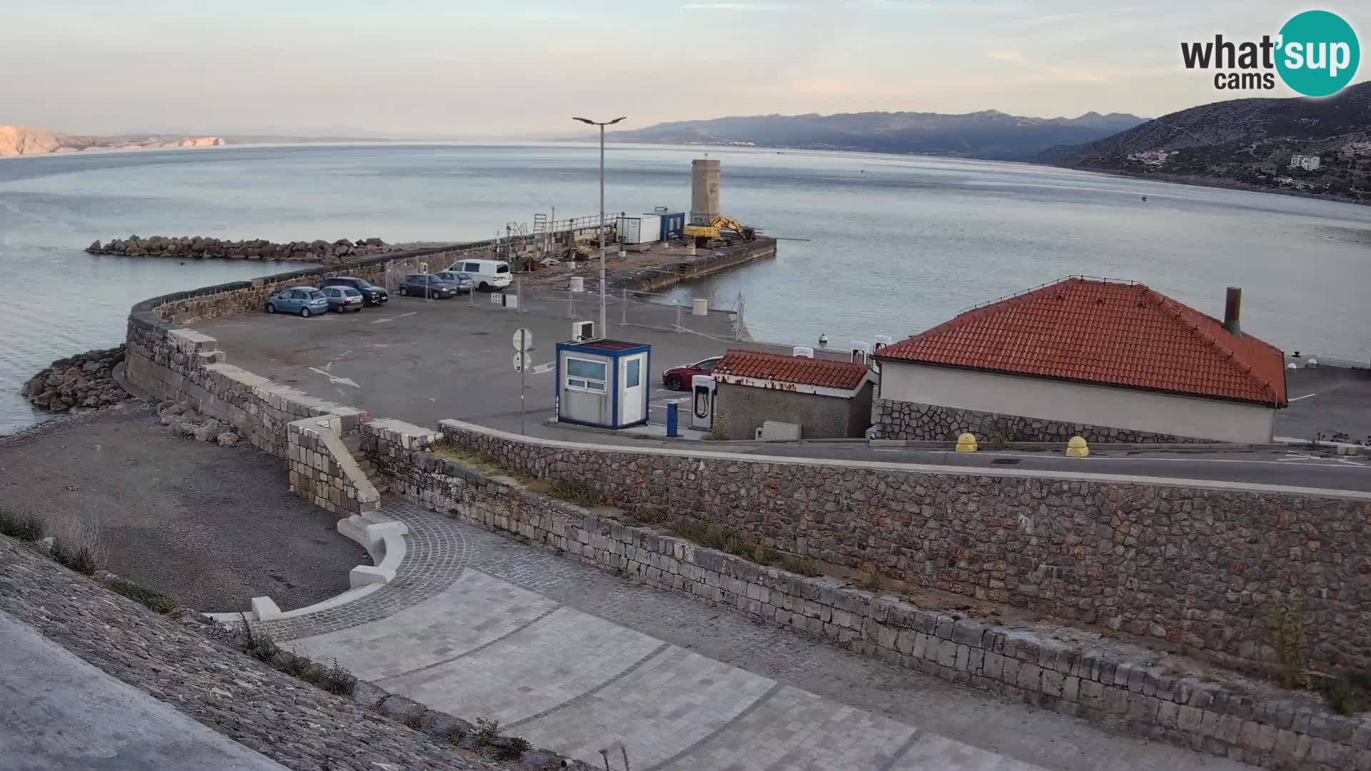 Spletna kamera Senj pristanišče – Pogled na valobran in svetilnik