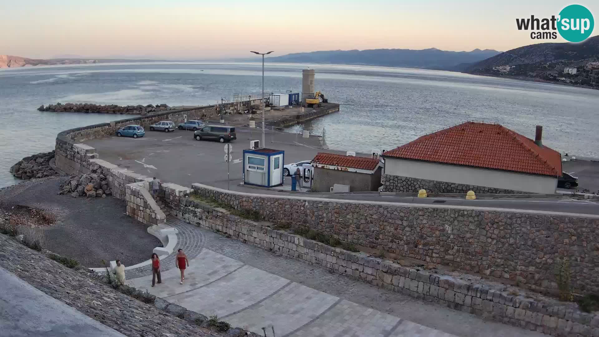 Spletna kamera Senj pristanišče – Pogled na valobran in svetilnik