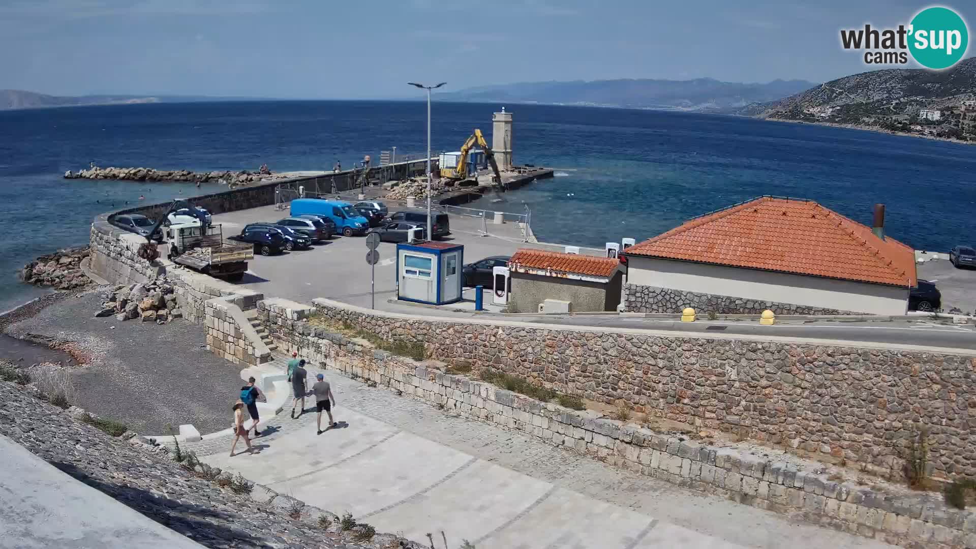 Spletna kamera Senj pristanišče – Pogled na valobran in svetilnik