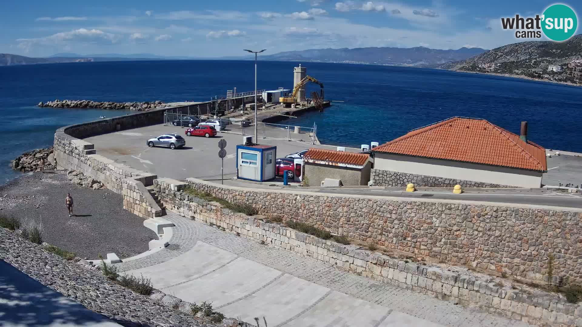 Spletna kamera Senj pristanišče – Pogled na valobran in svetilnik