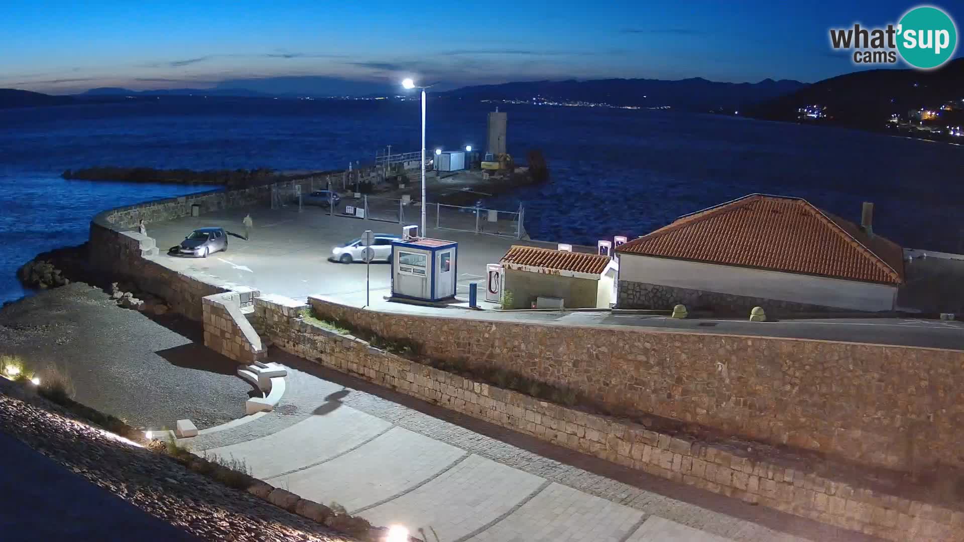 Spletna kamera Senj pristanišče – Pogled na valobran in svetilnik