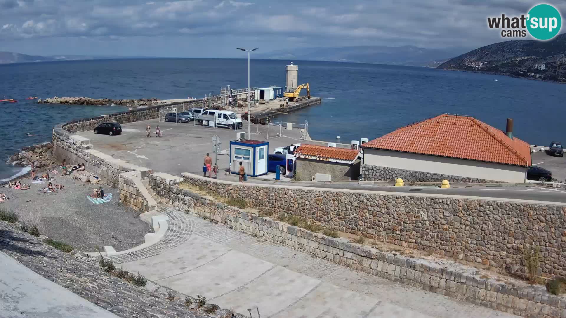 Spletna kamera Senj pristanišče – Pogled na valobran in svetilnik