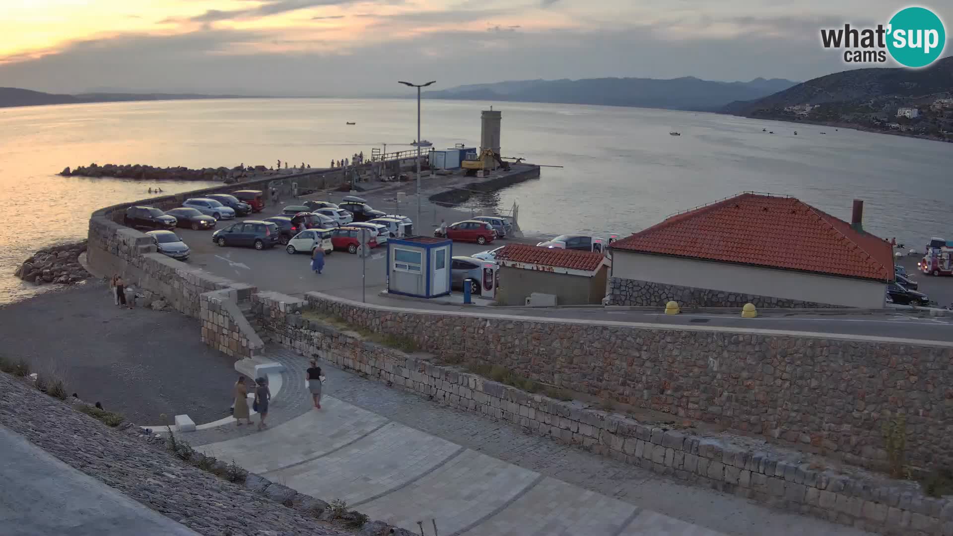 Spletna kamera Senj pristanišče – Pogled na valobran in svetilnik