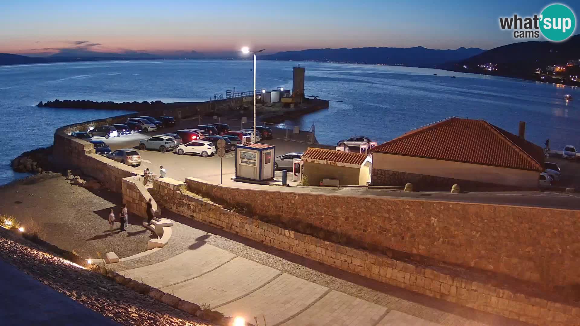 Spletna kamera Senj pristanišče – Pogled na valobran in svetilnik