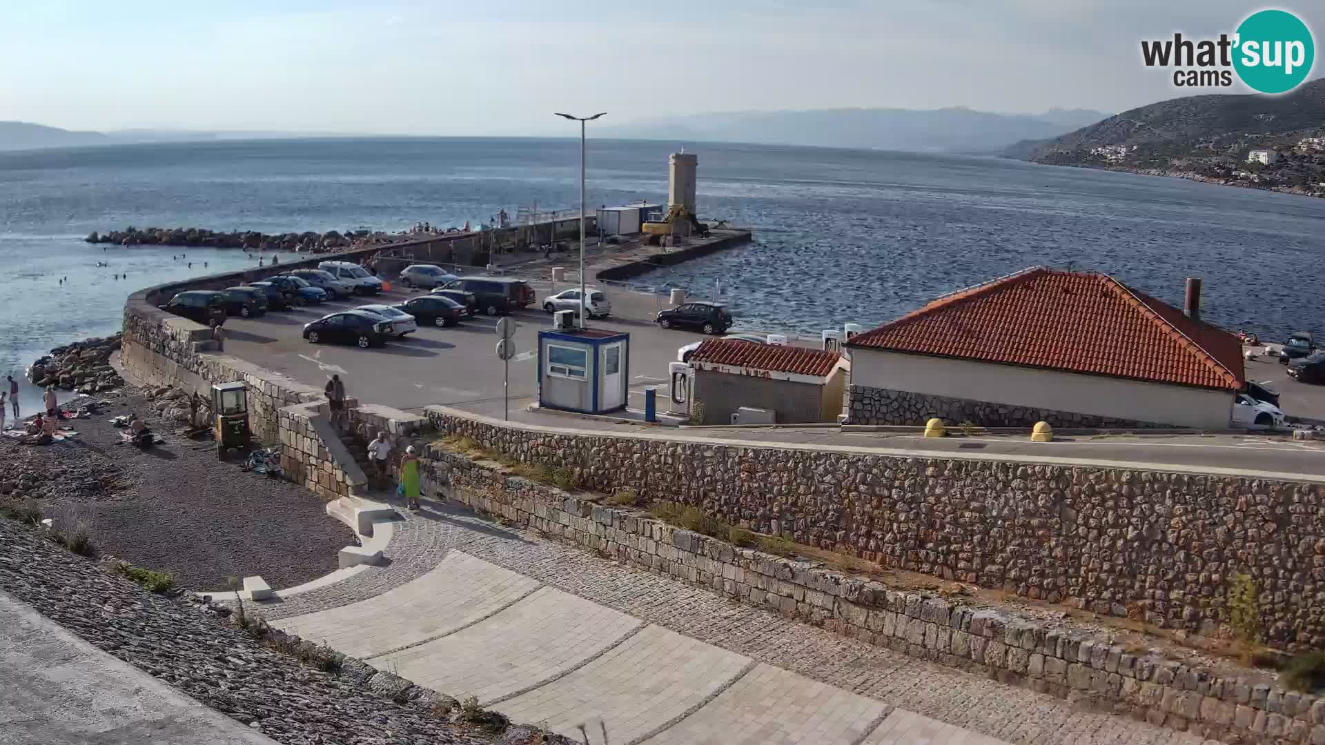 Spletna kamera Senj pristanišče – Pogled na valobran in svetilnik