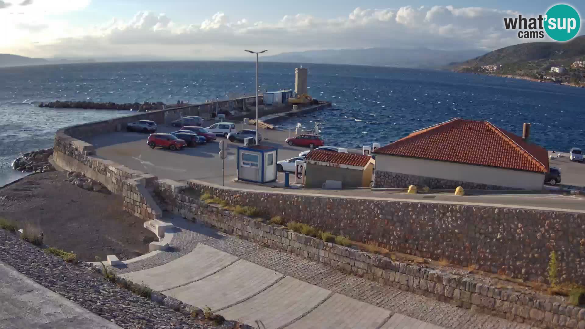 Spletna kamera Senj pristanišče – Pogled na valobran in svetilnik
