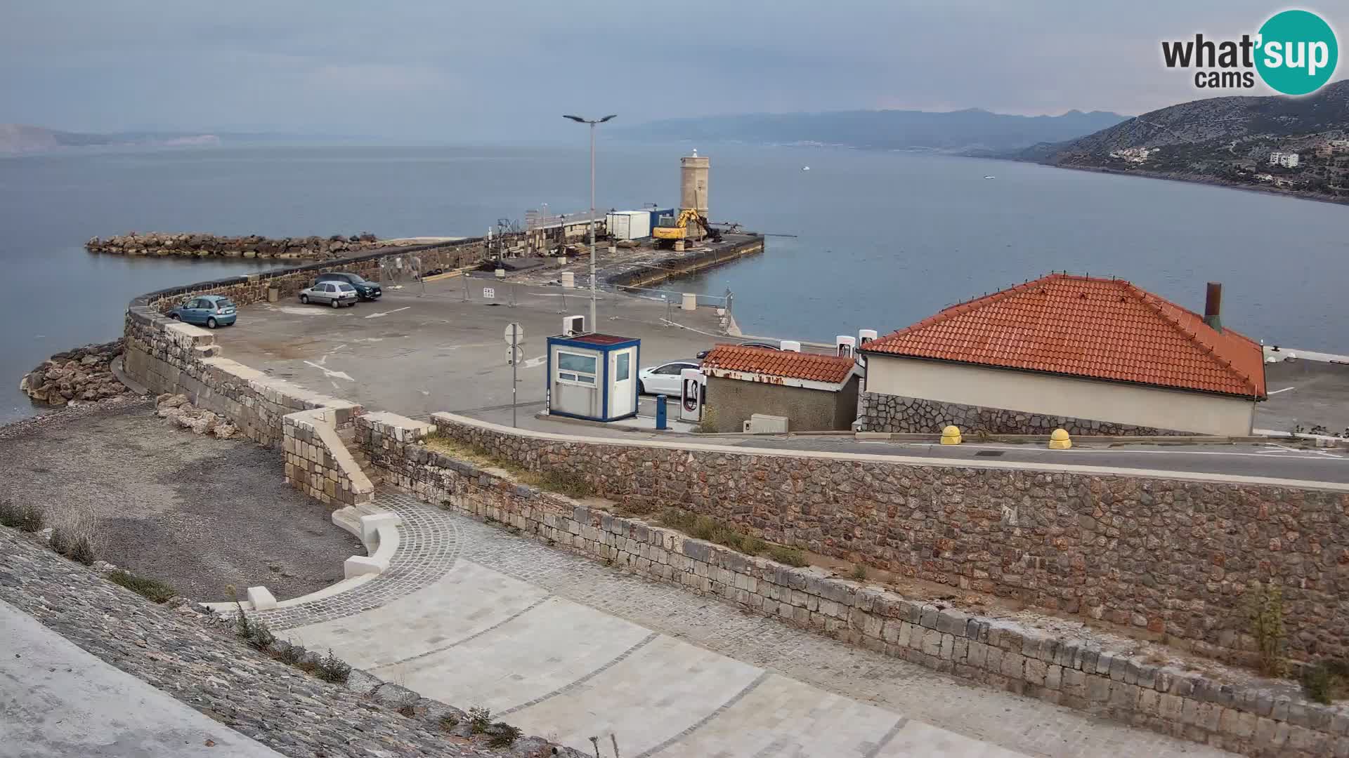 Spletna kamera Senj pristanišče – Pogled na valobran in svetilnik