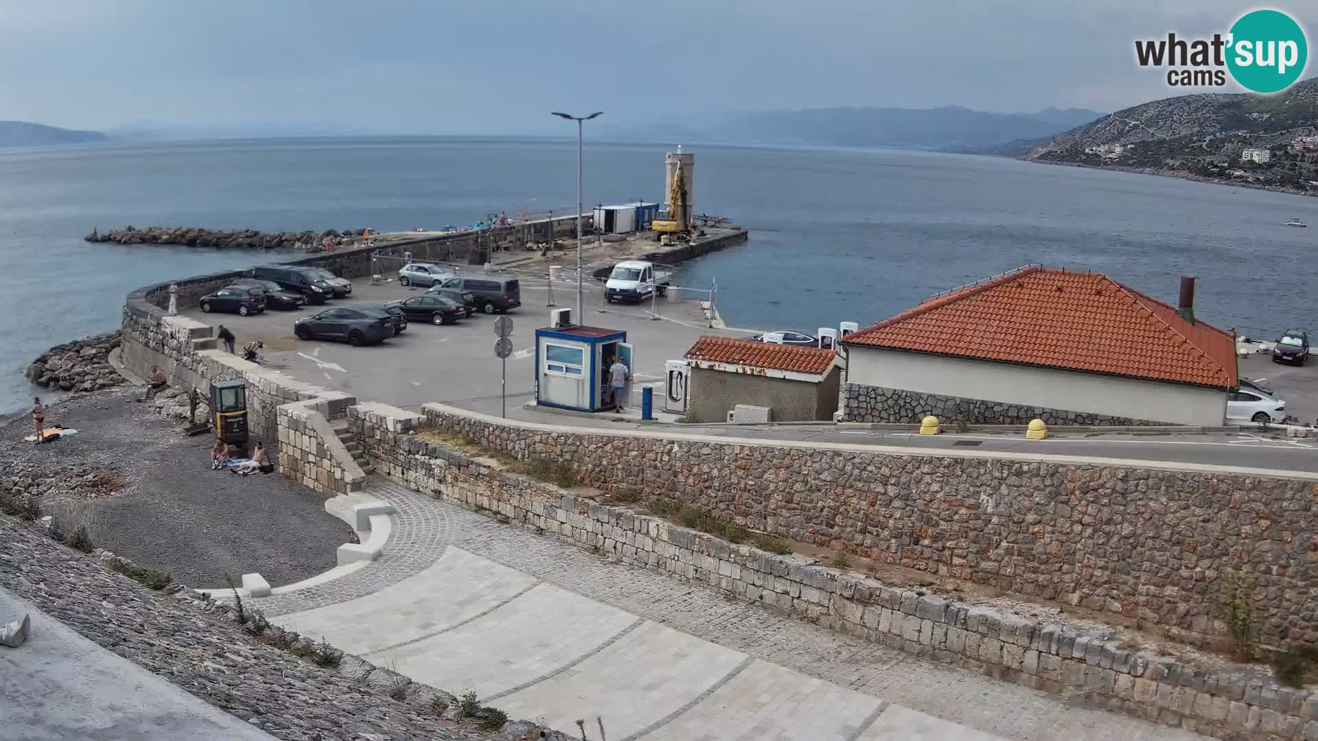 Spletna kamera Senj pristanišče – Pogled na valobran in svetilnik