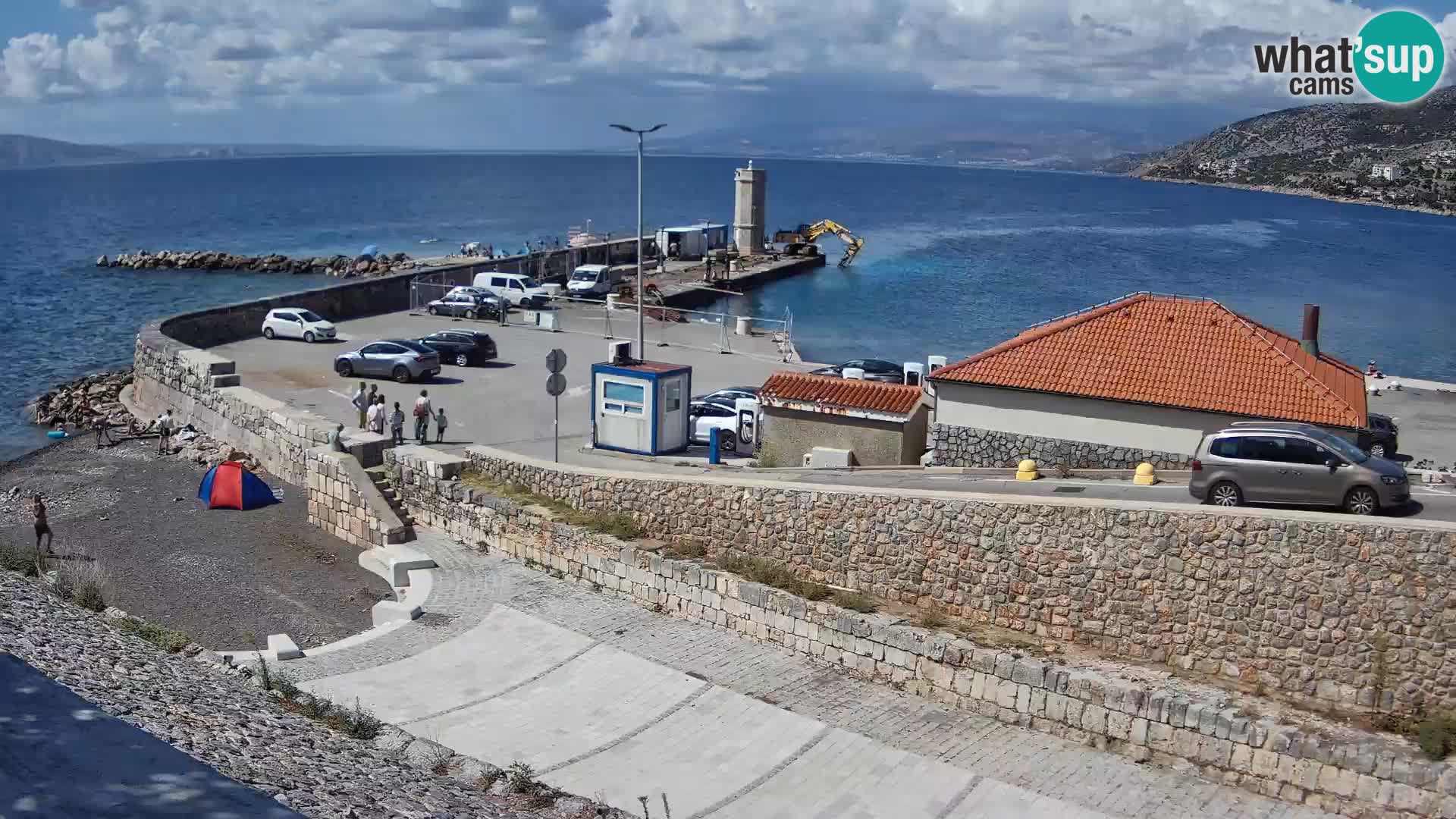 Spletna kamera Senj pristanišče – Pogled na valobran in svetilnik