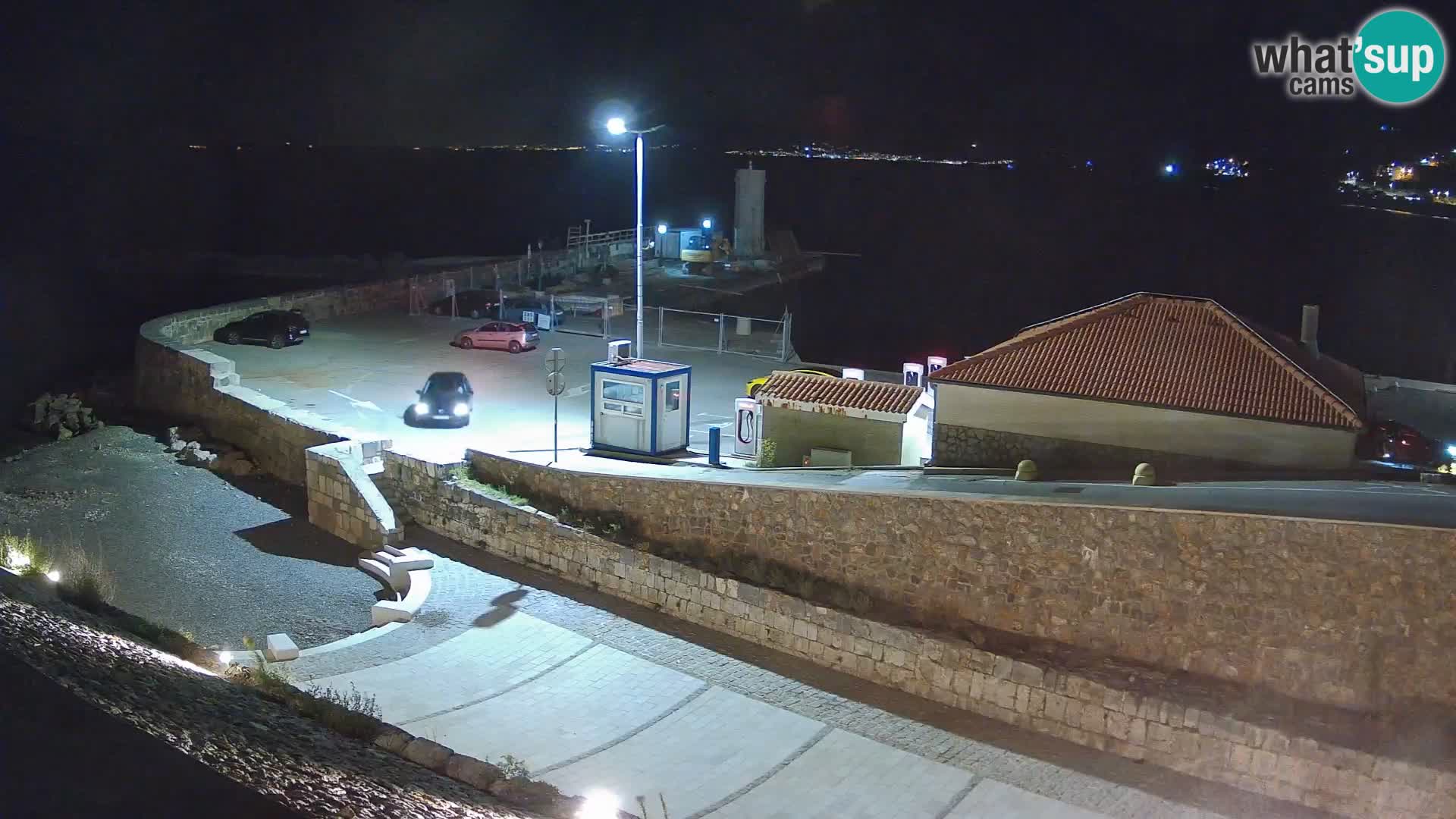 Spletna kamera Senj pristanišče – Pogled na valobran in svetilnik