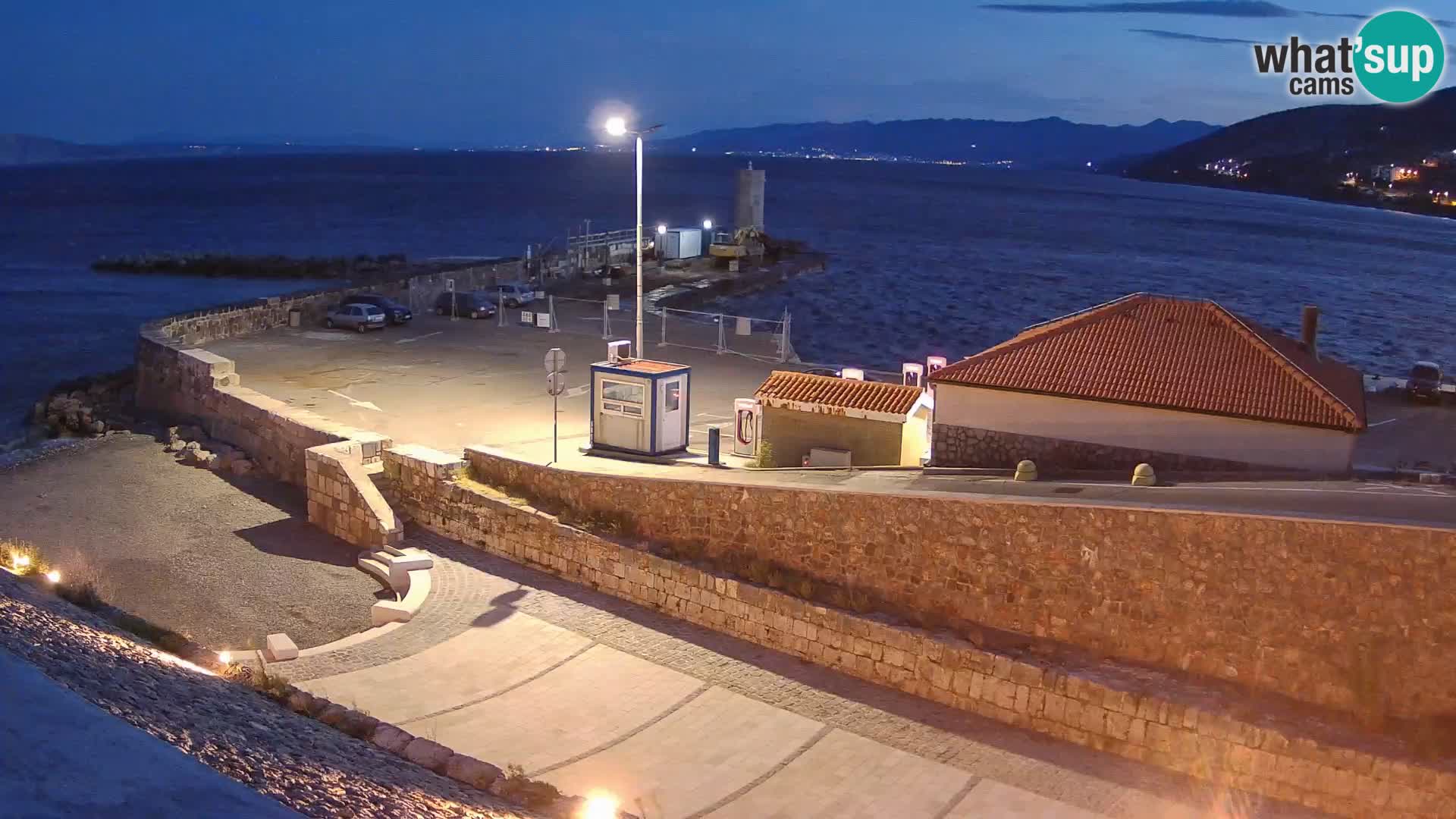 Spletna kamera Senj pristanišče – Pogled na valobran in svetilnik