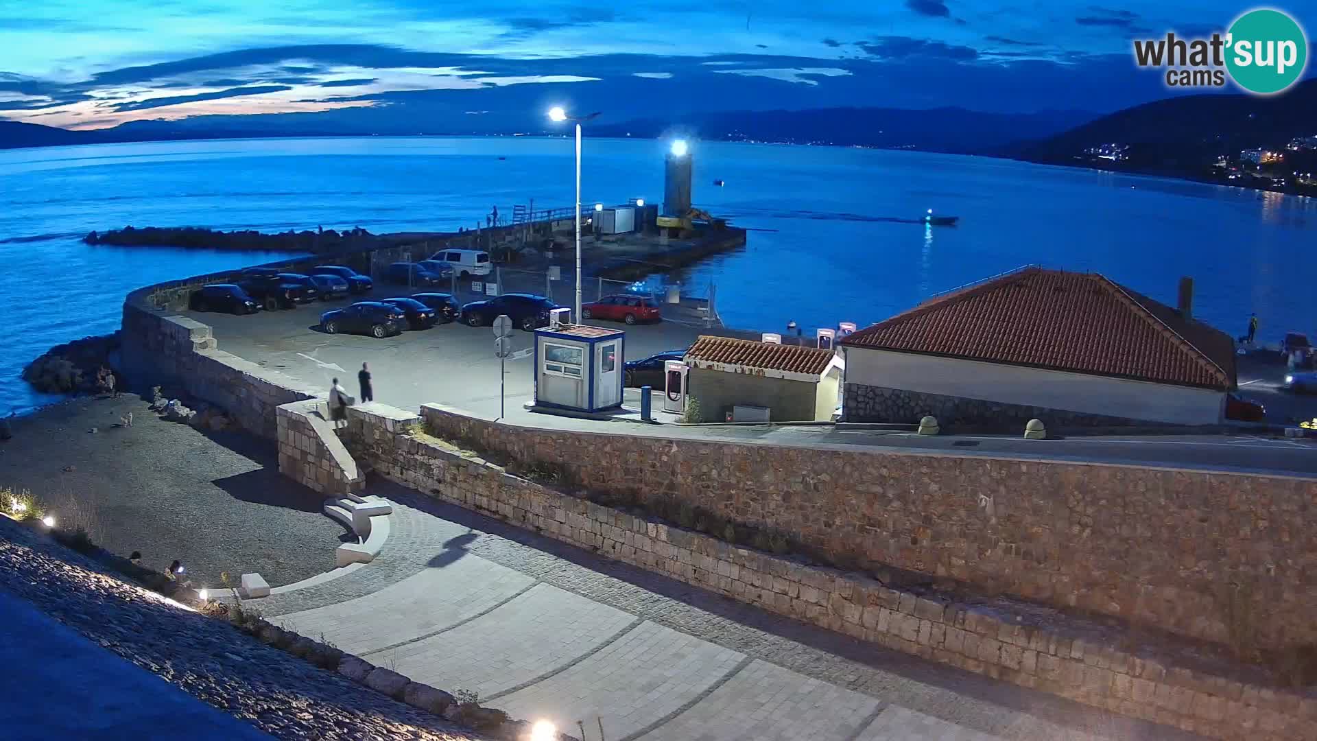 Spletna kamera Senj pristanišče – Pogled na valobran in svetilnik