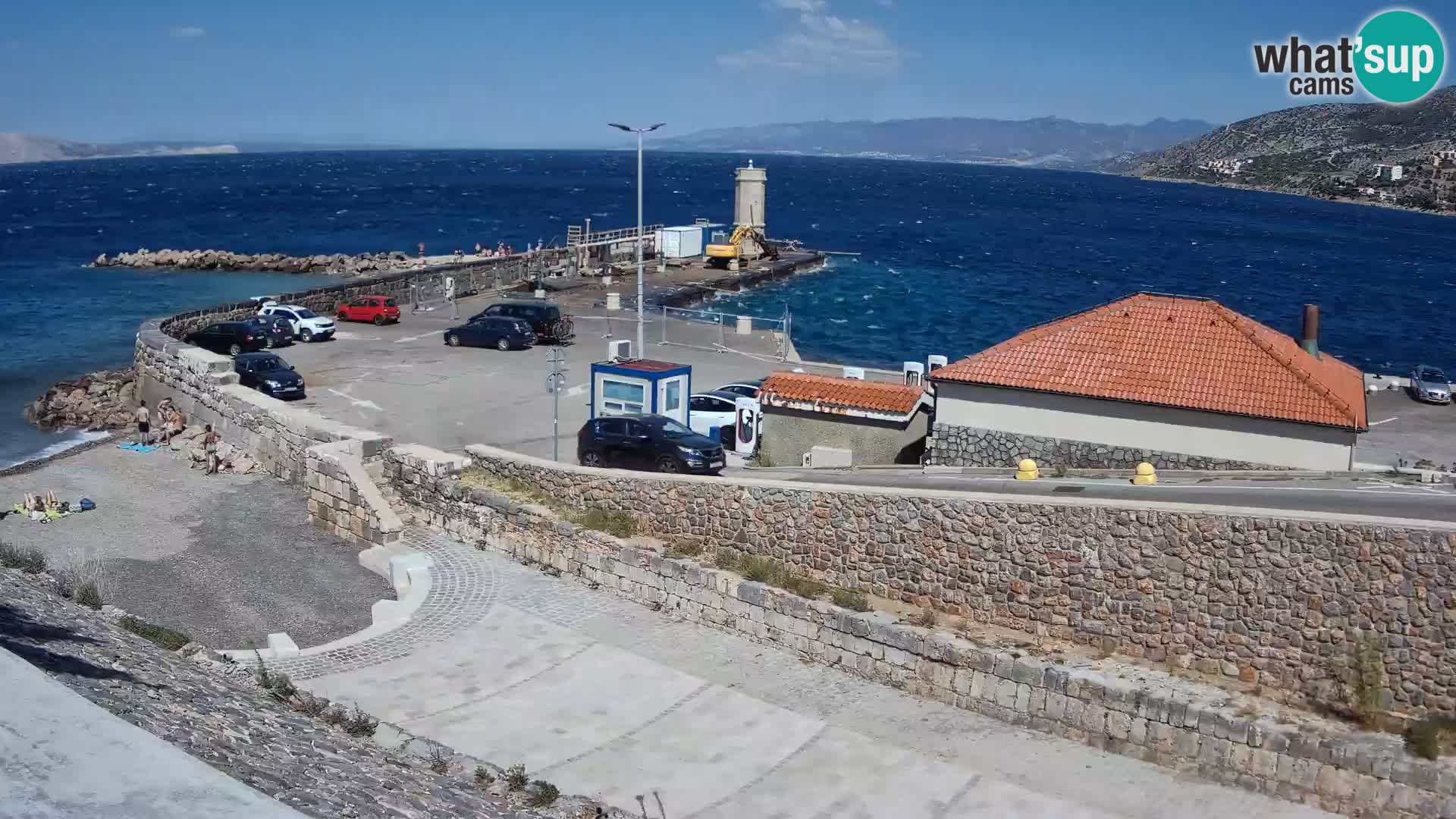 Spletna kamera Senj pristanišče – Pogled na valobran in svetilnik
