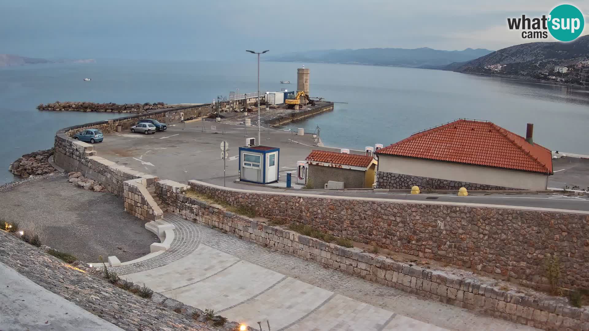 Spletna kamera Senj pristanišče – Pogled na valobran in svetilnik