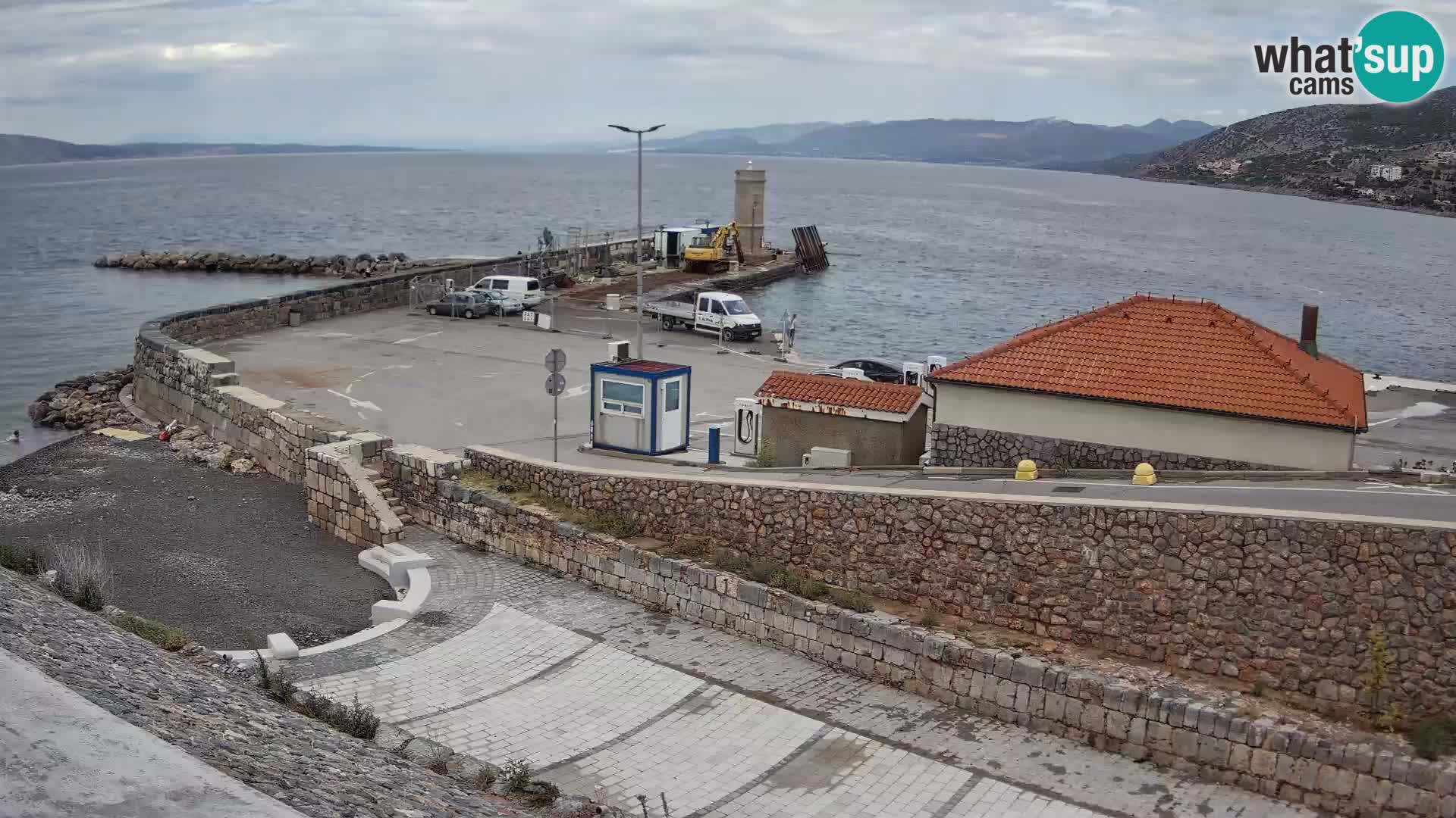 Spletna kamera Senj pristanišče – Pogled na valobran in svetilnik