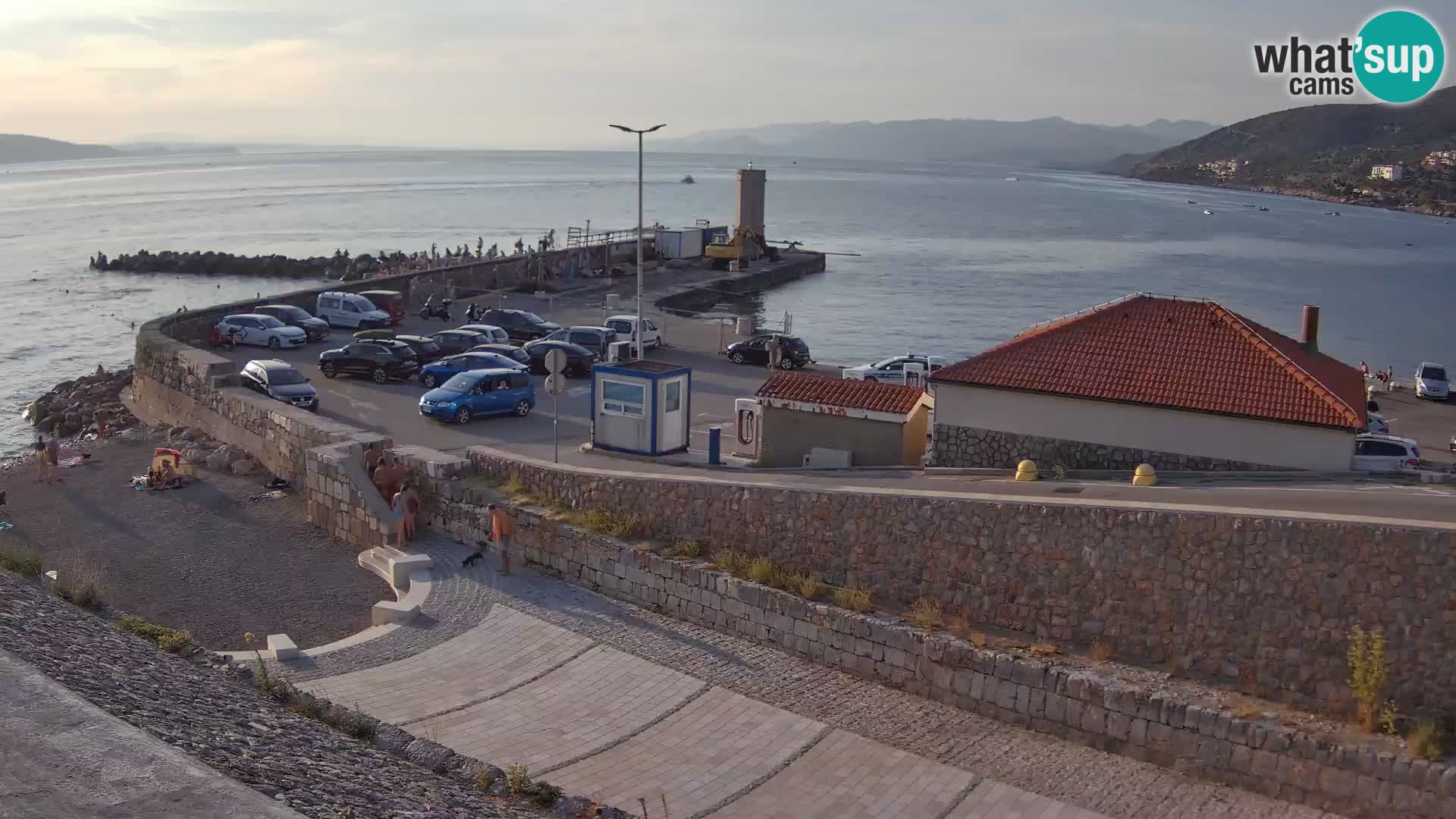 Spletna kamera Senj pristanišče – Pogled na valobran in svetilnik