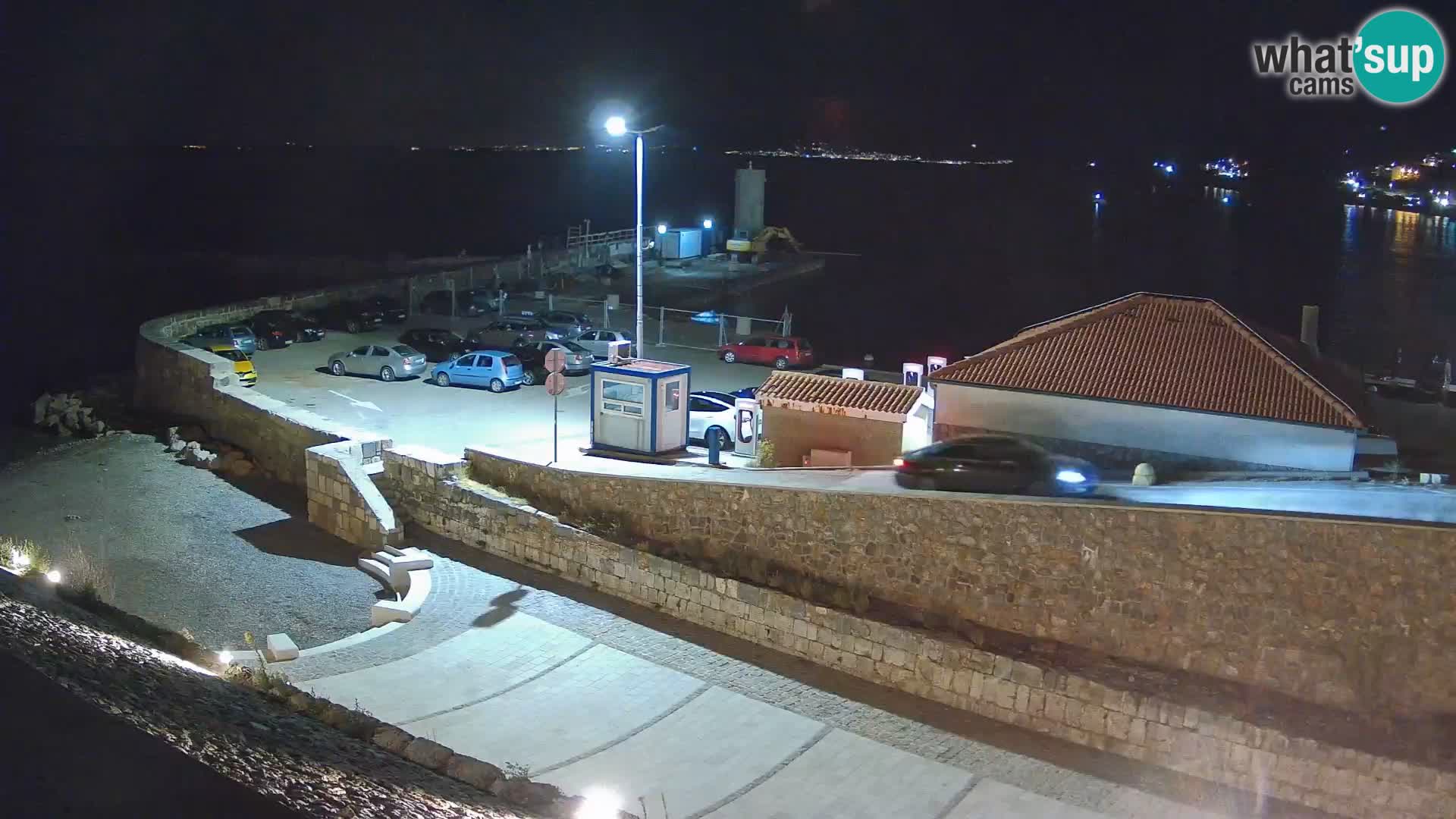 Spletna kamera Senj pristanišče – Pogled na valobran in svetilnik