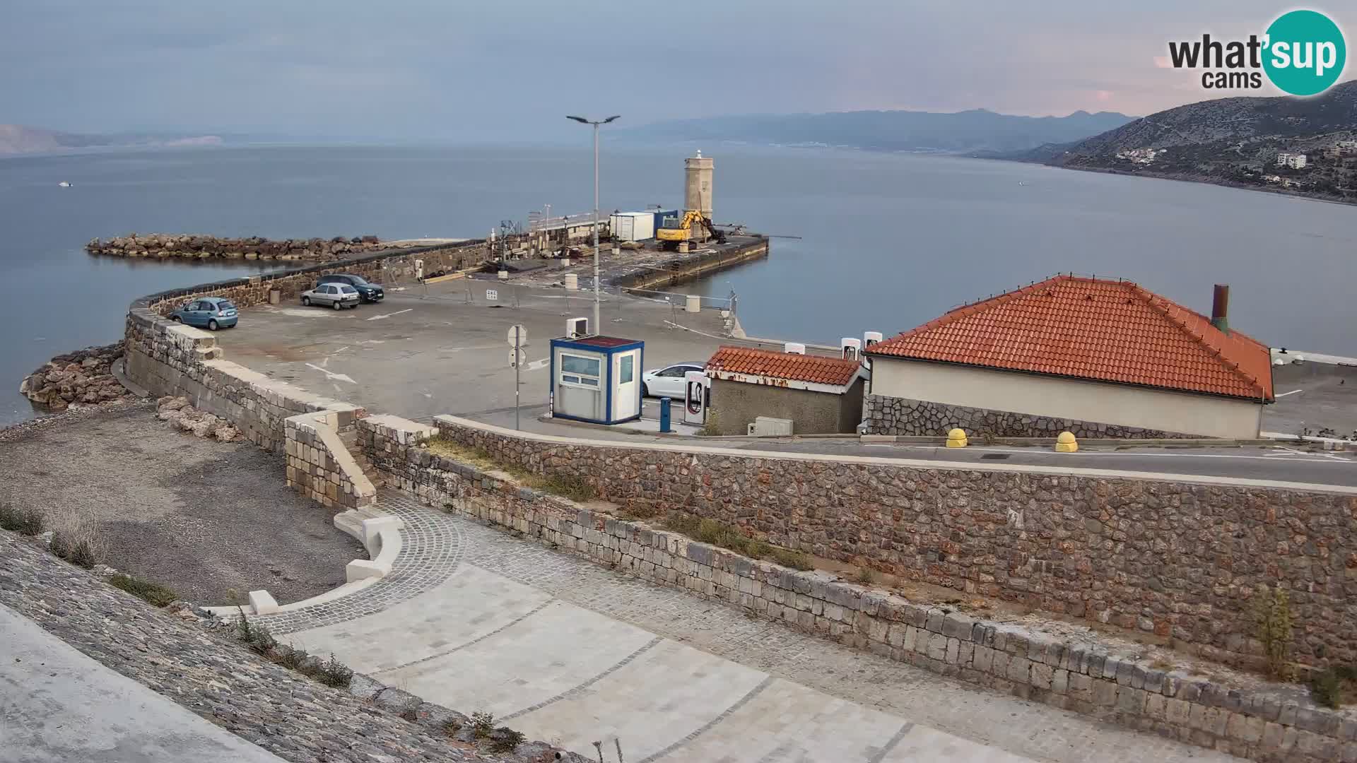 Spletna kamera Senj pristanišče – Pogled na valobran in svetilnik