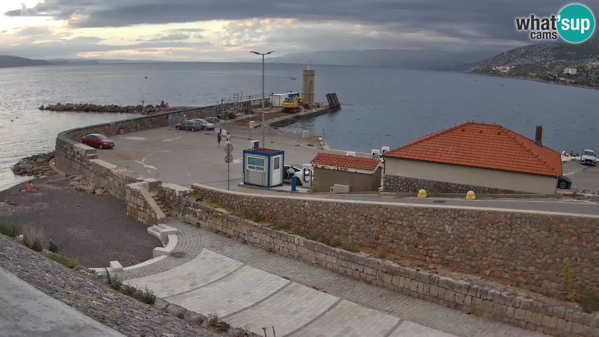 Spletna kamera Senj pristanišče – Pogled na valobran in svetilnik