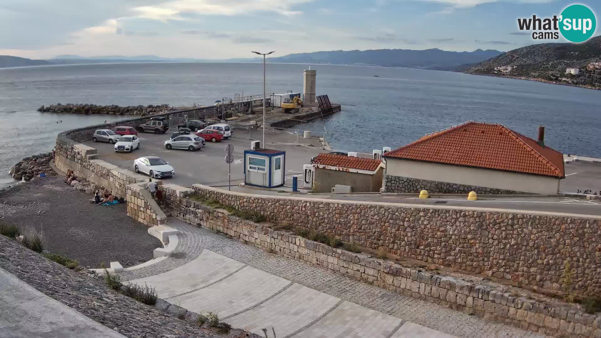 Spletna kamera Senj pristanišče – Pogled na valobran in svetilnik