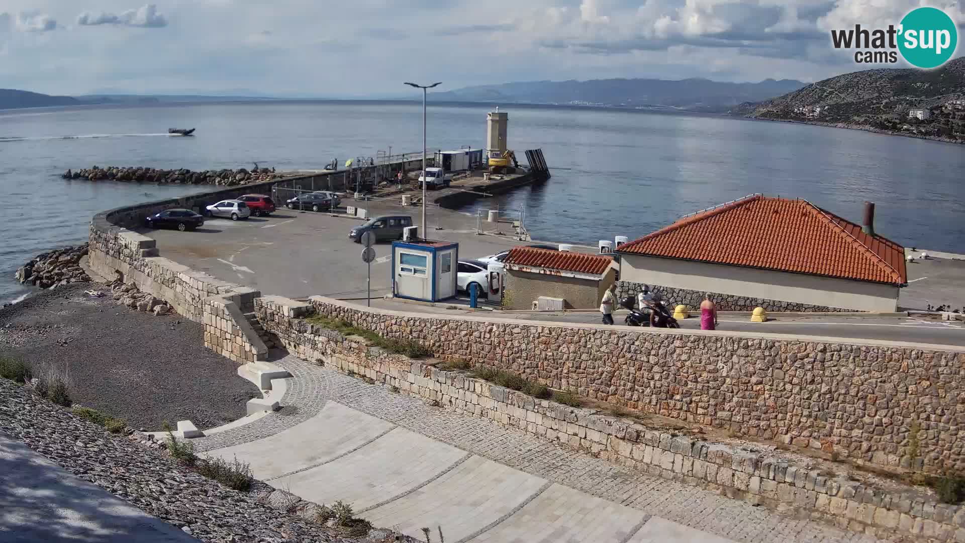 Spletna kamera Senj pristanišče – Pogled na valobran in svetilnik