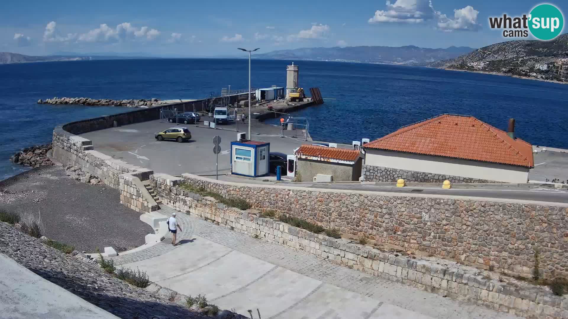 Spletna kamera Senj pristanišče – Pogled na valobran in svetilnik