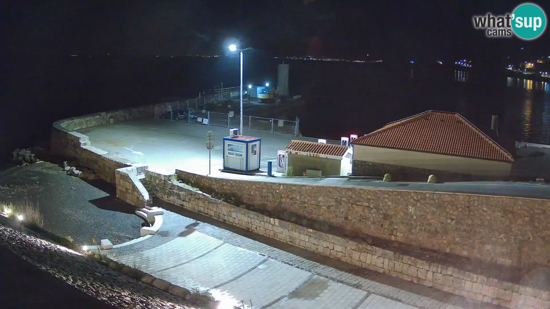 Spletna kamera Senj pristanišče – Pogled na valobran in svetilnik