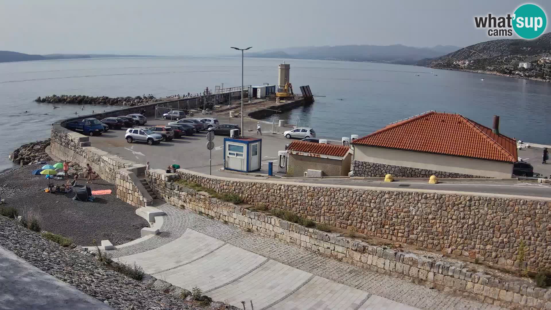 Spletna kamera Senj pristanišče – Pogled na valobran in svetilnik