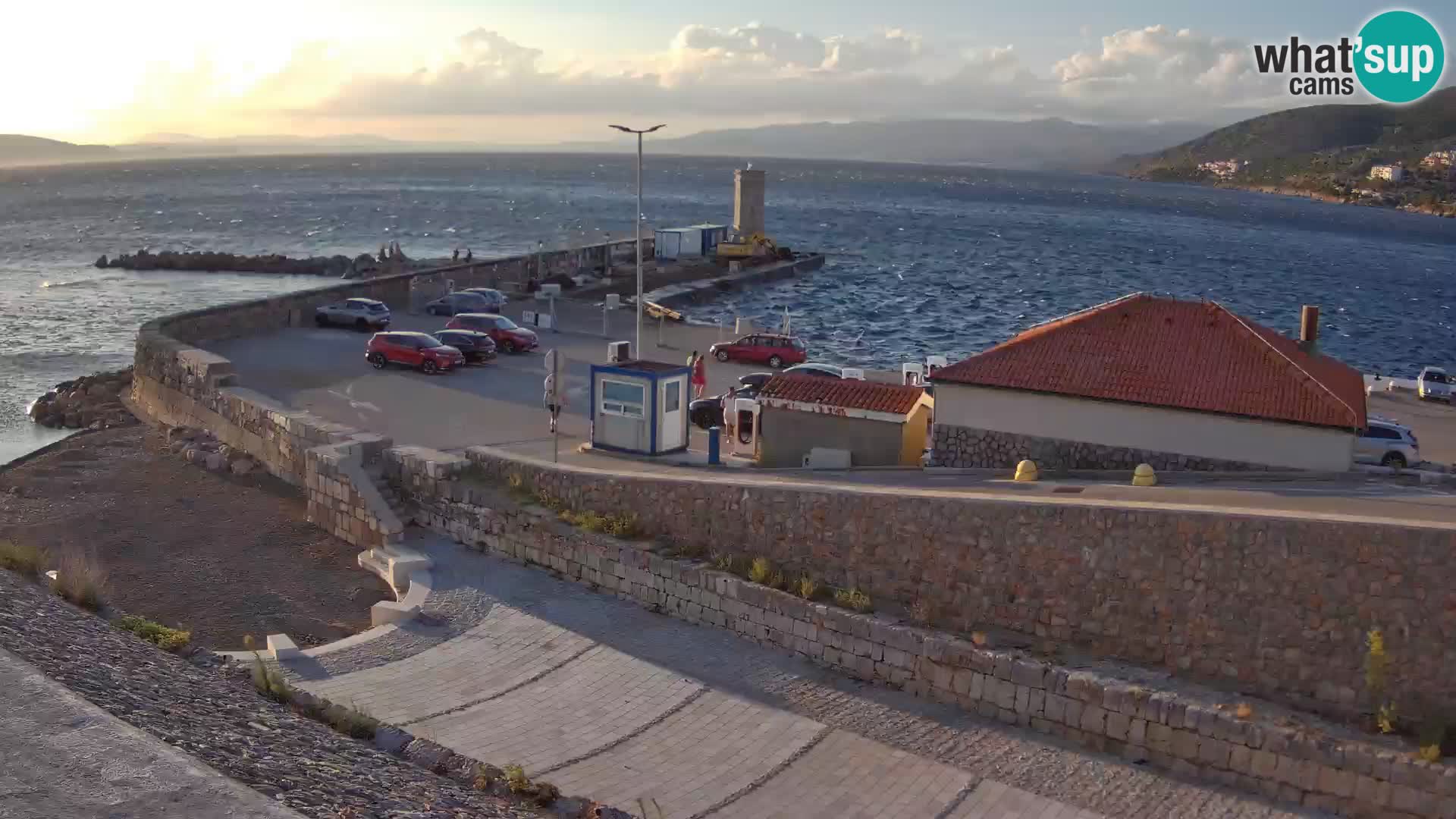 Spletna kamera Senj pristanišče – Pogled na valobran in svetilnik