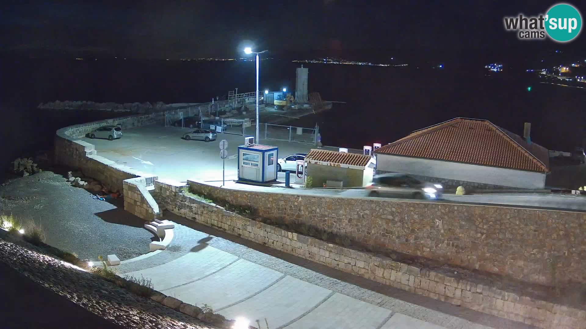 Spletna kamera Senj pristanišče – Pogled na valobran in svetilnik