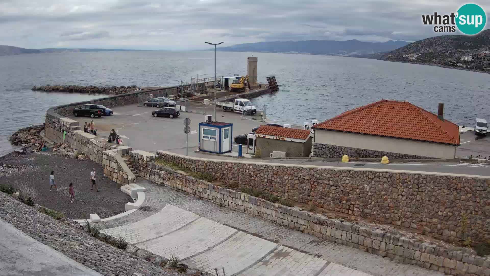 Spletna kamera Senj pristanišče – Pogled na valobran in svetilnik