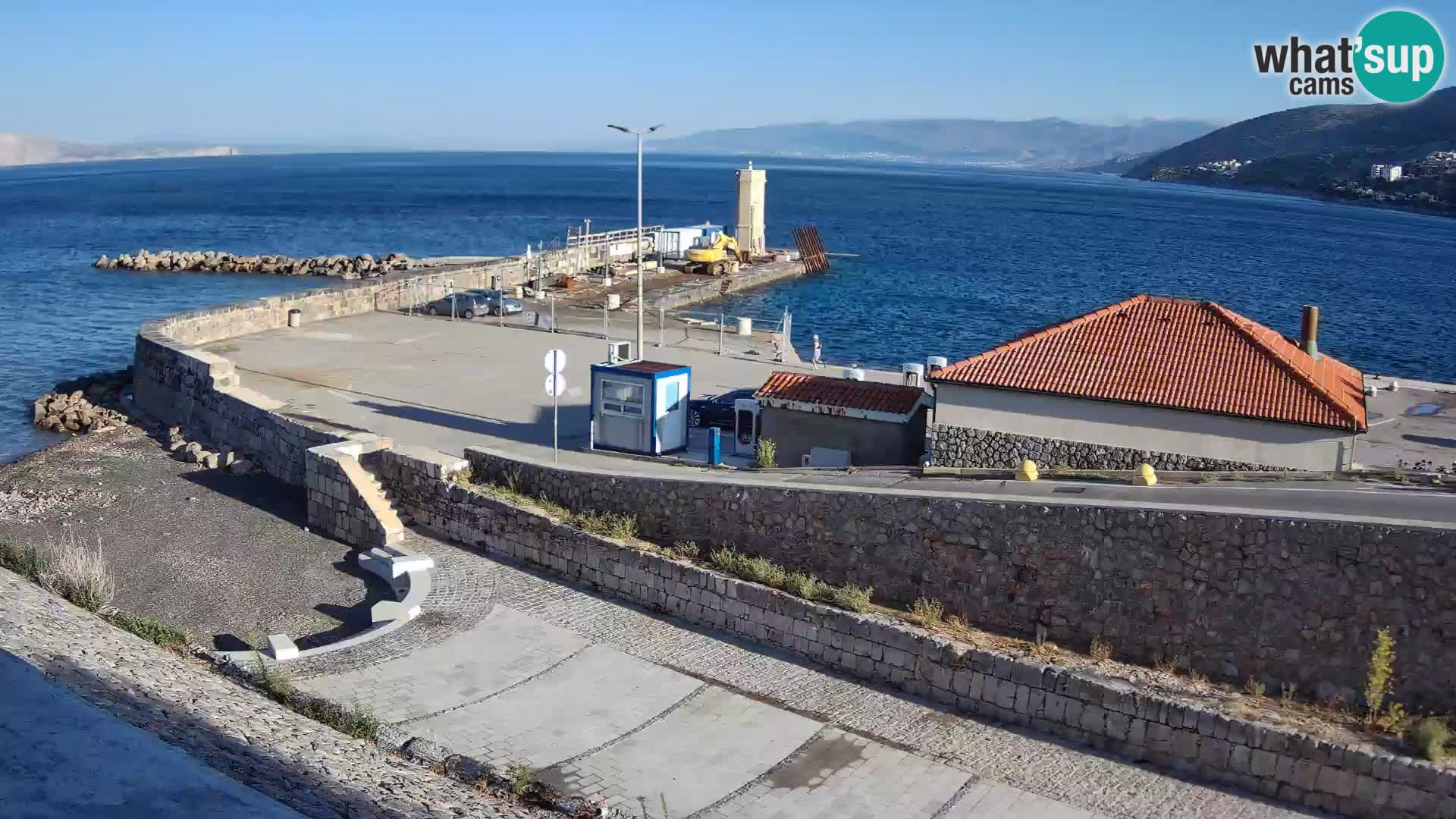 Spletna kamera Senj pristanišče – Pogled na valobran in svetilnik