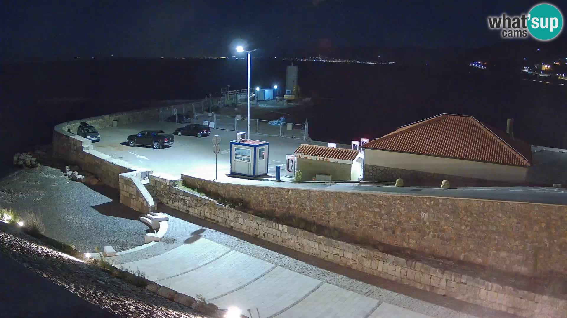 Spletna kamera Senj pristanišče – Pogled na valobran in svetilnik